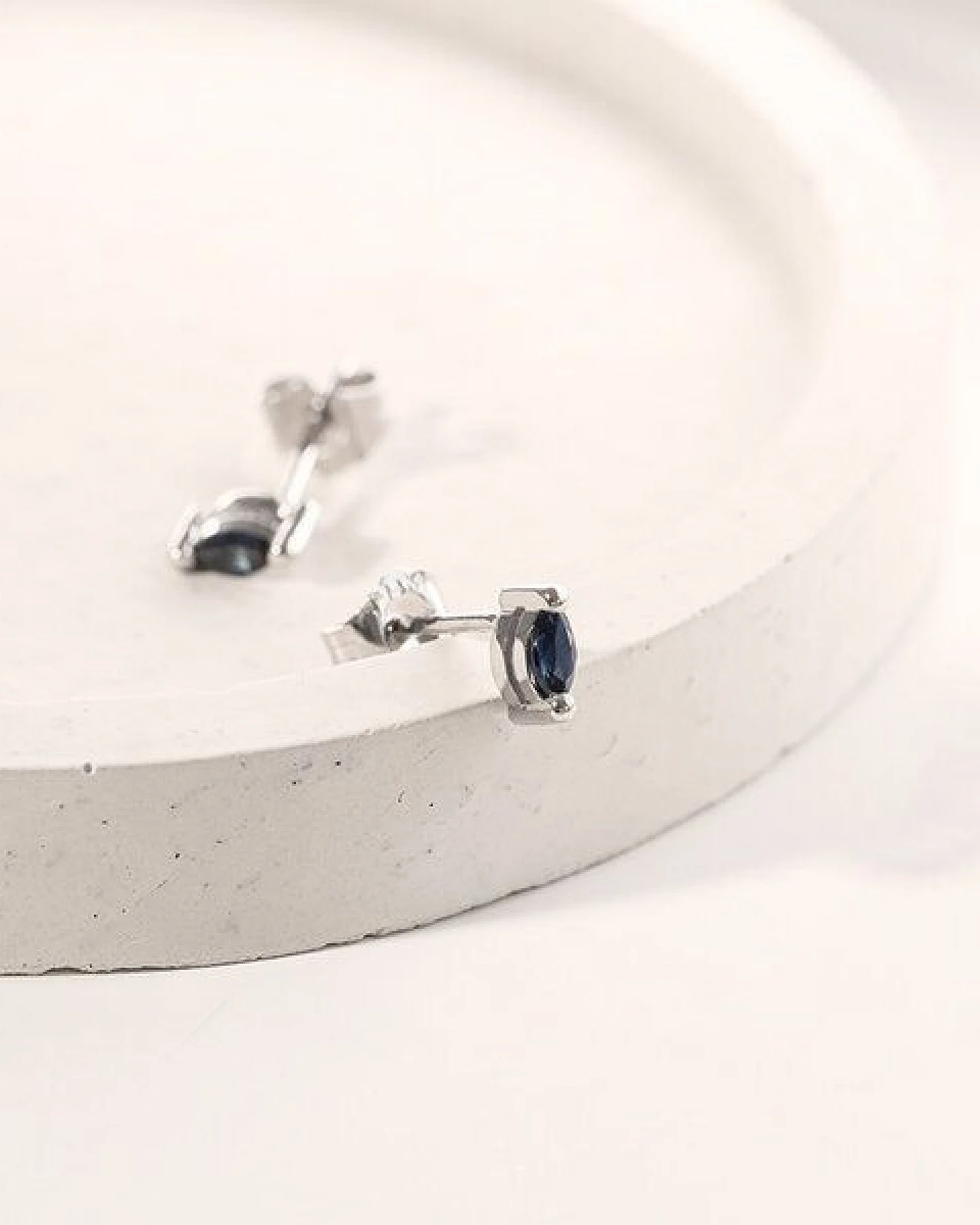 Eppi Minimalistische Ohrstecker mit blauen Saphiren Daina – Ansicht 2