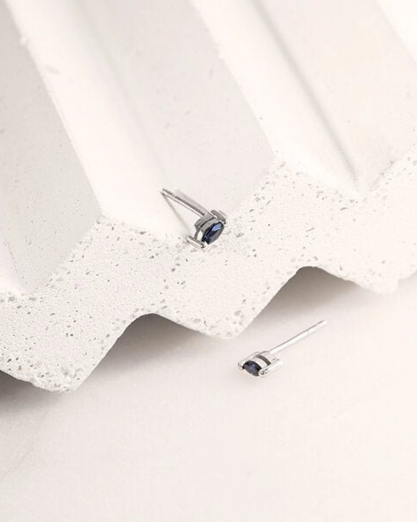 Eppi Minimalistische Ohrstecker mit blauen Saphiren Daina – Ansicht 4