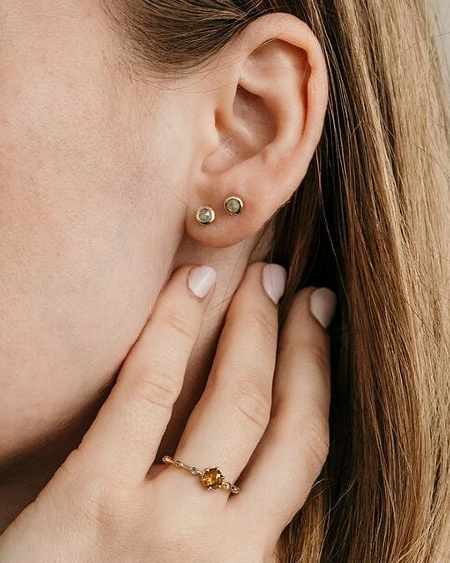 Eppi Minimalistische Ohrstecker mit Salt and Pepper Diamanten in Bezelfassung Tofine – Ansicht 4