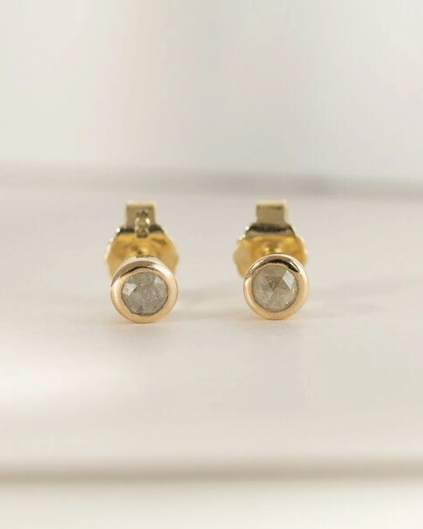 Eppi Minimalistische Ohrstecker mit Salt and Pepper Diamanten in Bezelfassung Tofine – Ansicht 2