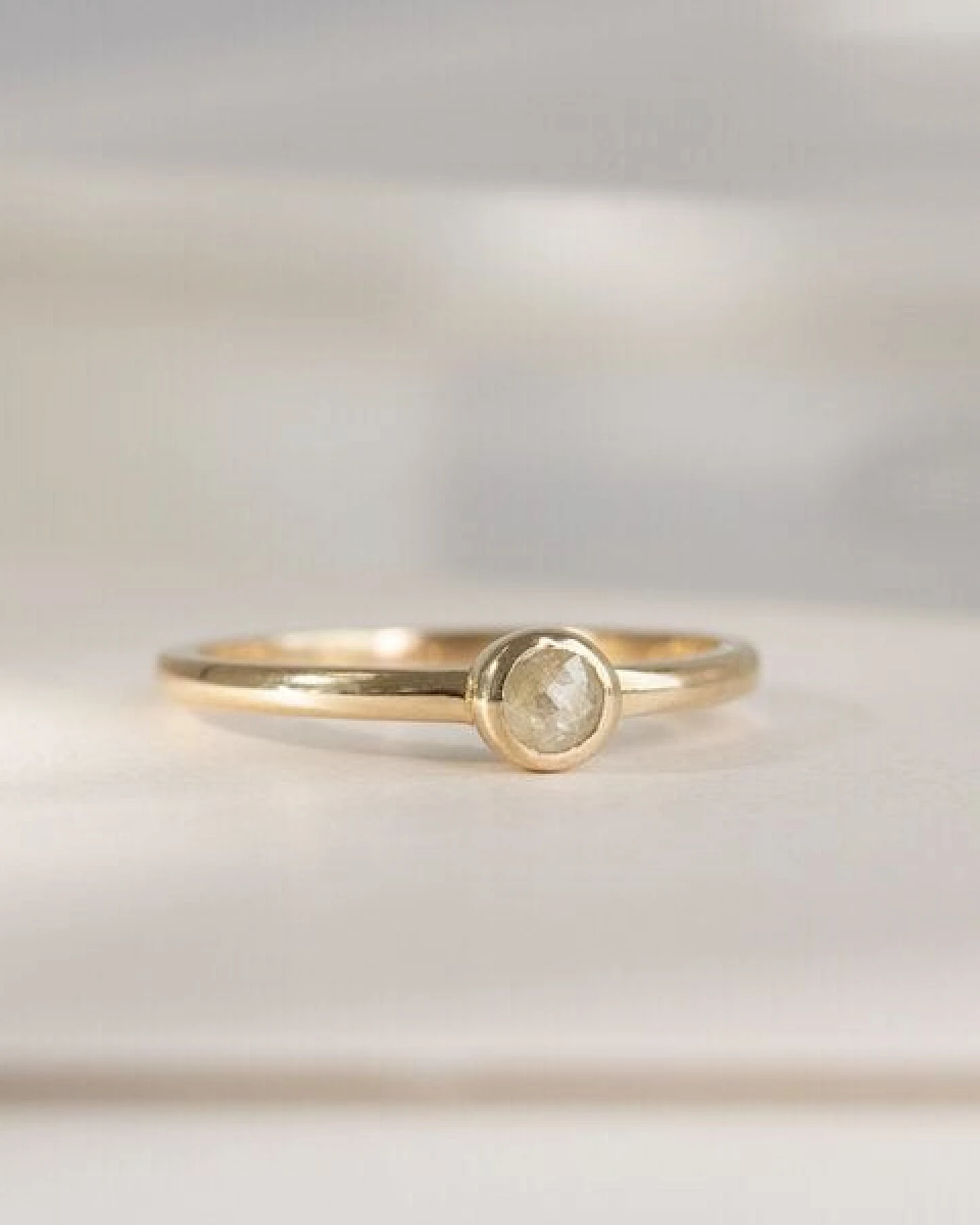 Eppi Minimalistischer Ring mit einem Salt and Pepper Diamanten Emilien – Ansicht 2