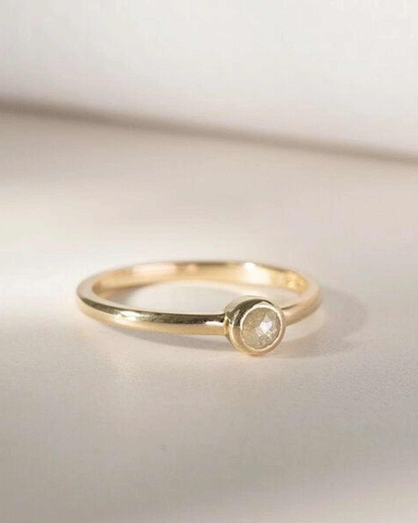 Eppi Minimalistischer Ring mit einem Salt and Pepper Diamanten Emilien – Ansicht 3