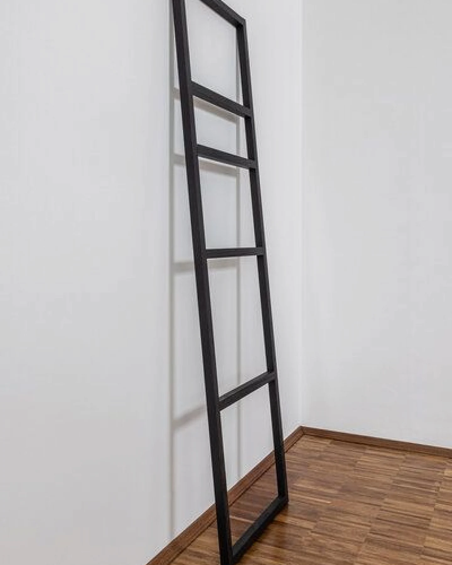 kleiderleiter_de Handtuchleiter/ Kleiderleiter BIRK aus schwarzer Eiche – Ansicht 4