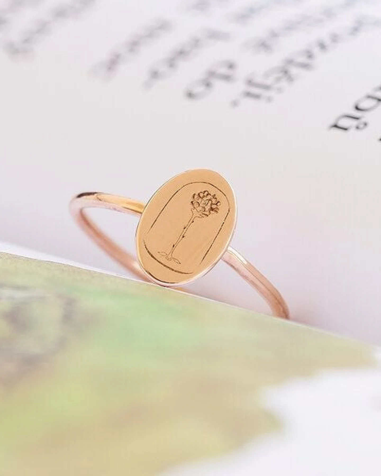 Eppi Ovaler Ring aus Gold mit der Gravur der Rose aus dem Kleinen Prinz – Ansicht 4