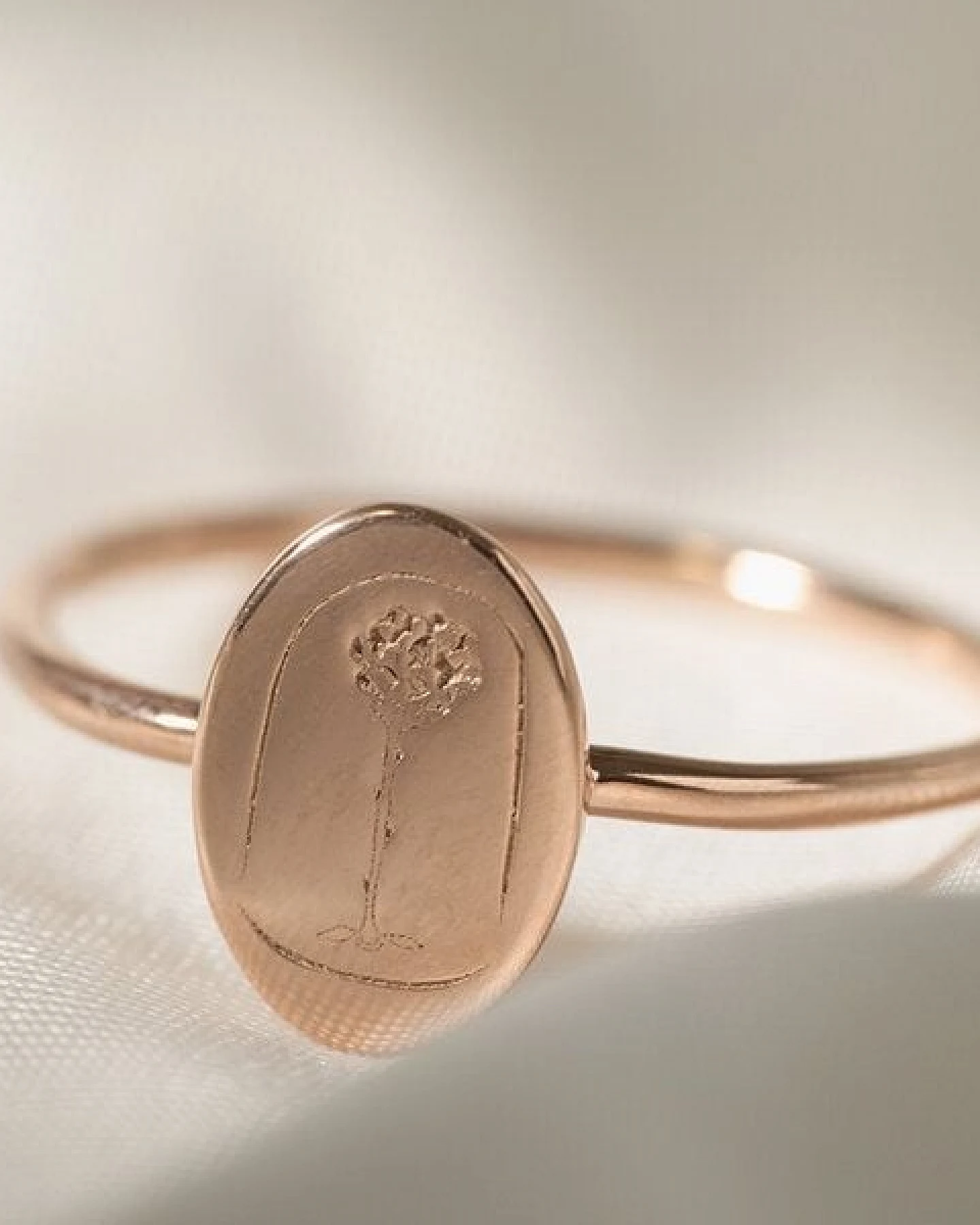 Eppi Ovaler Ring aus Gold mit der Gravur der Rose aus dem Kleinen Prinz – Ansicht 2