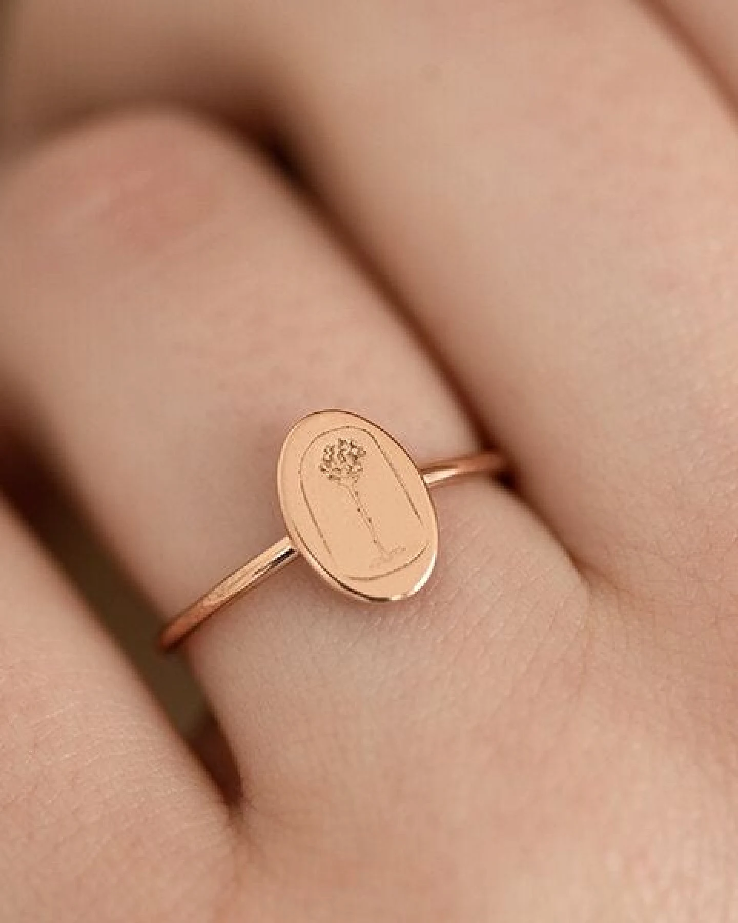 Eppi Ovaler Ring aus Gold mit der Gravur der Rose aus dem Kleinen Prinz – Ansicht 2