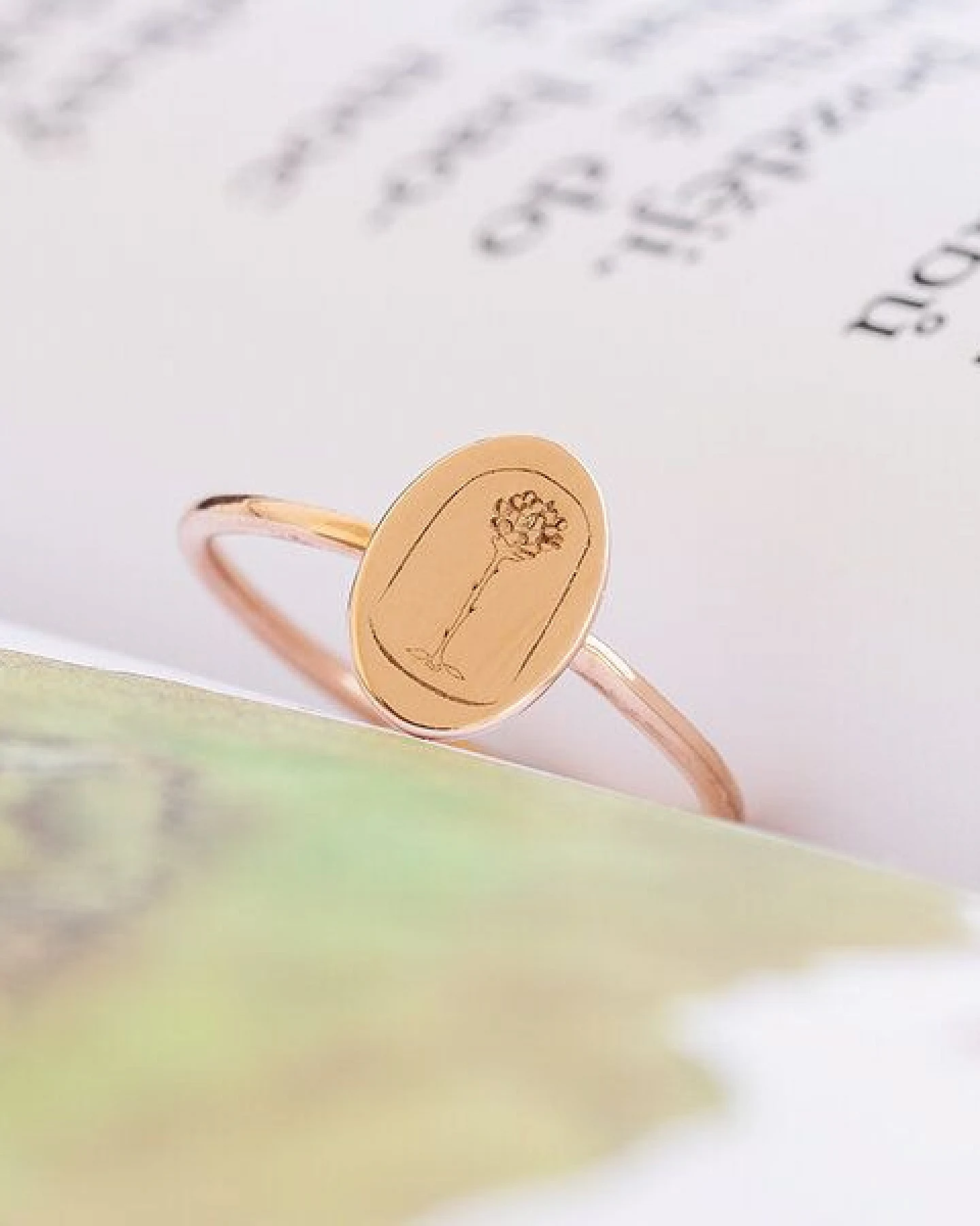 Eppi Ovaler Ring aus Gold mit der Gravur der Rose aus dem Kleinen Prinz – Ansicht 3