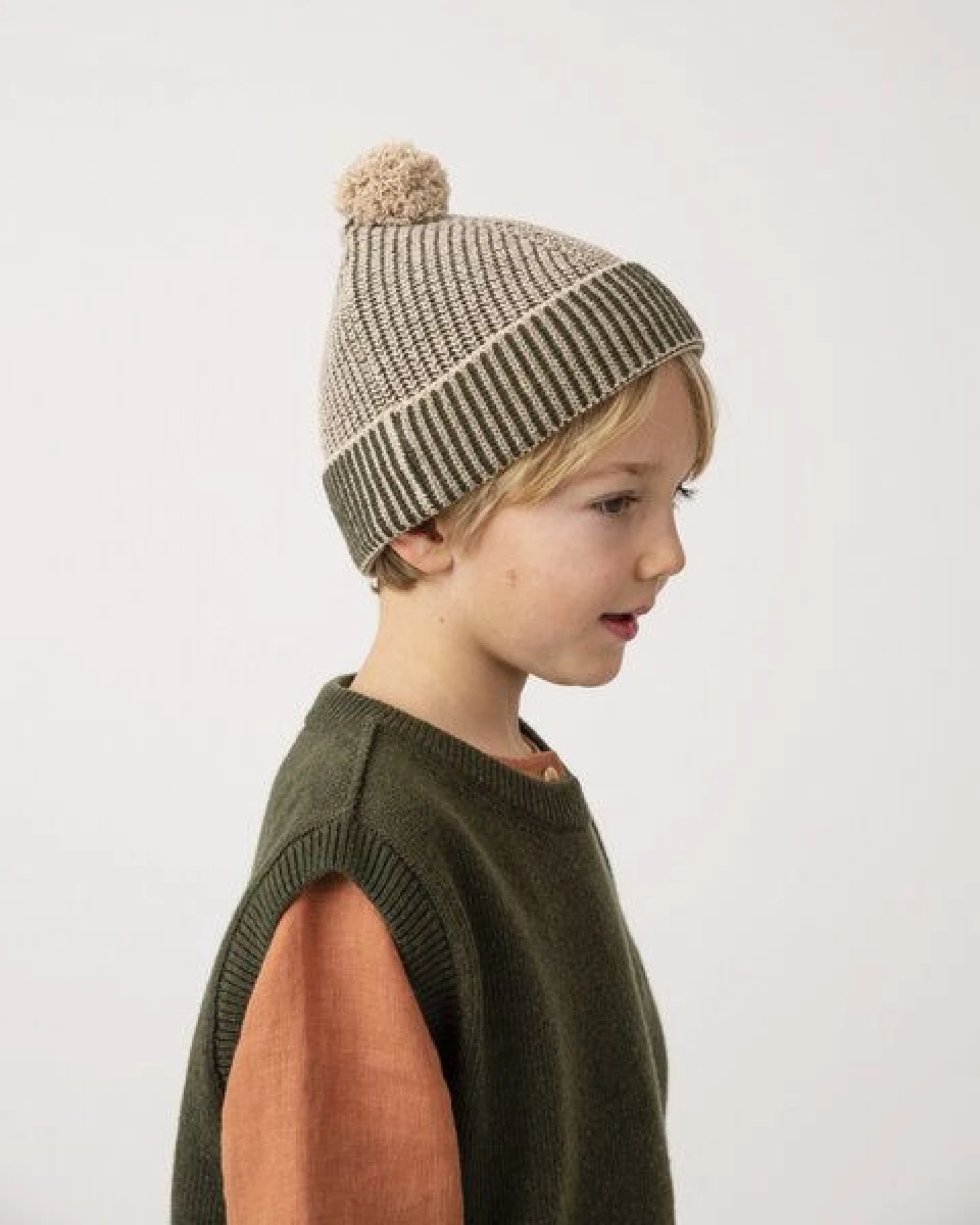 Matona Strickmütze mit Bommel für Kinder und Erwachsene aus recycelter Wolle / Pom Pom Beanie – Ansicht 2