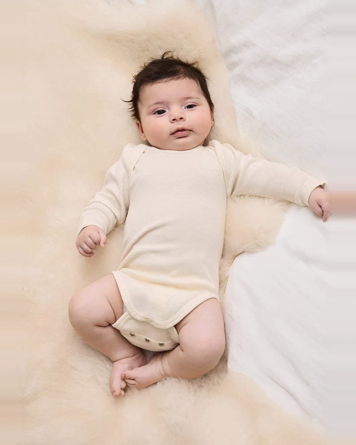 hessnatur Baby Langarm Body aus Bio-Baumwolle mit Bio-Merinowolle und Seide - natur - Größe 62/68
