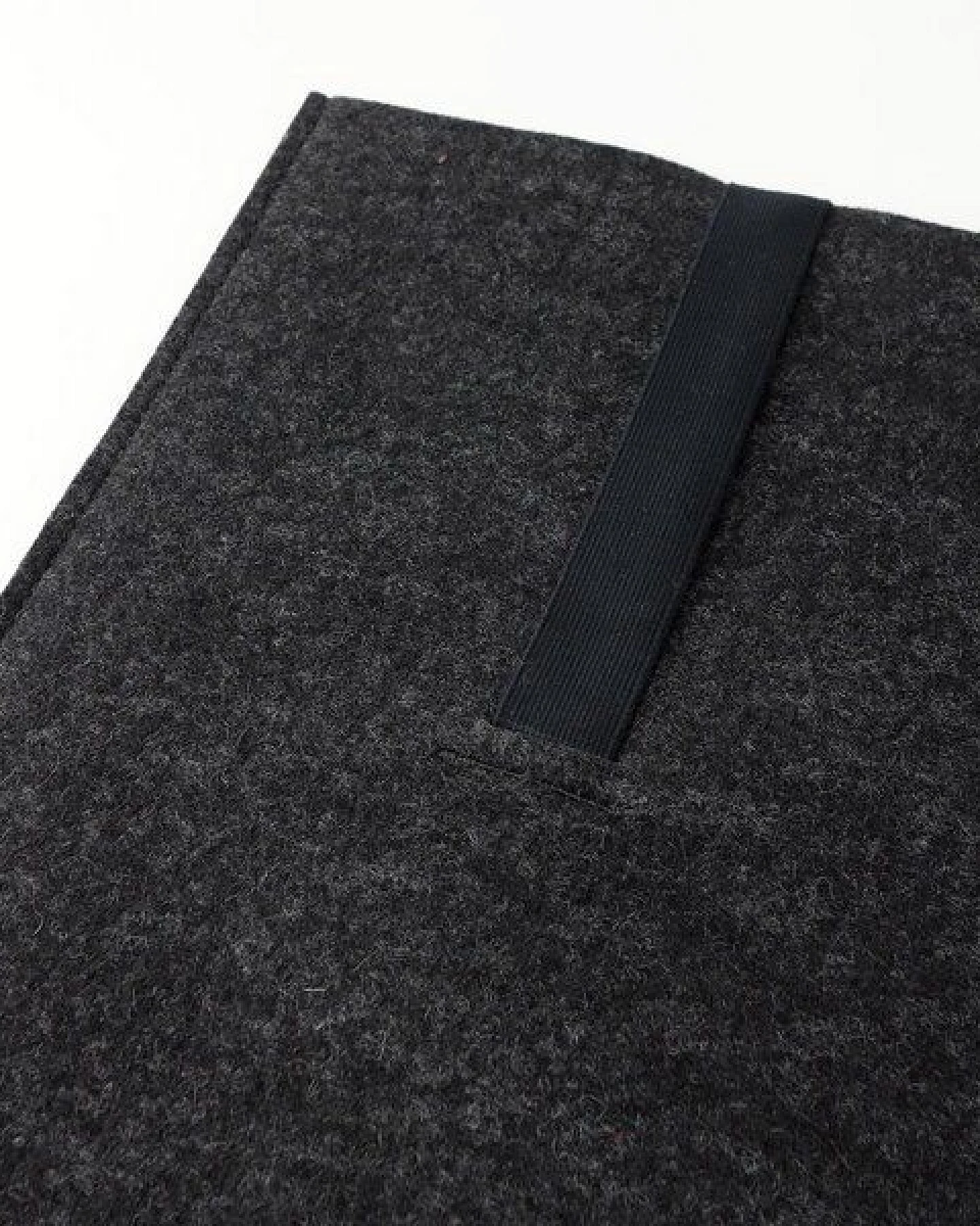 matilda k. manufaktur Minimalistische Hülle aus Wollfilz 'moritz' (mit Einsteckfach) für Tablet – Ansicht 2