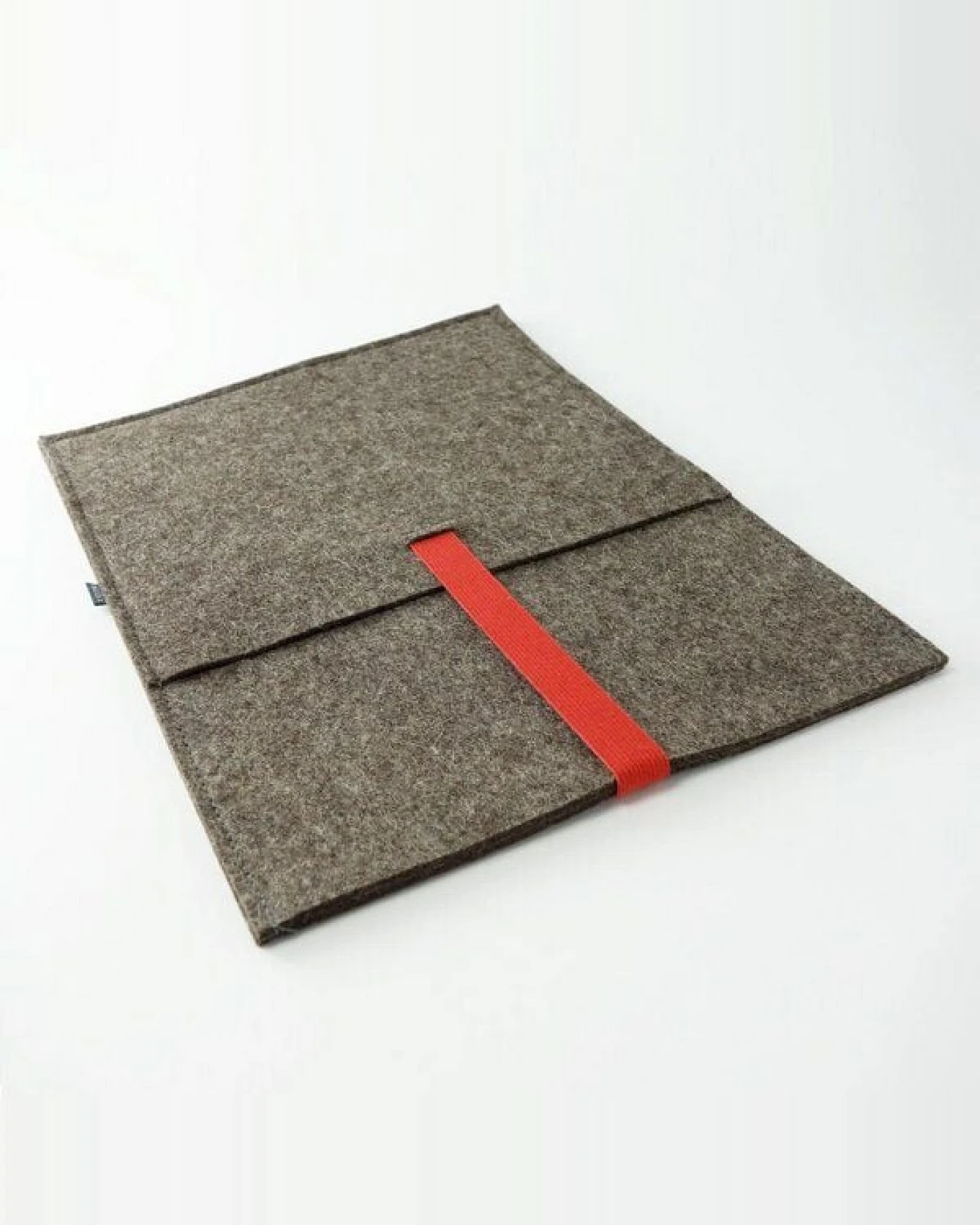 matilda k. manufaktur Minimalistische Hülle aus Wollfilz 'moritz' (mit Einsteckfach) für Tablet – Ansicht 4