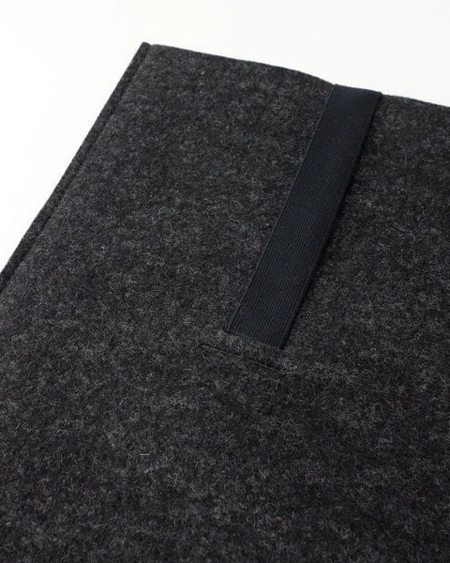 matilda k. manufaktur Minimalistische Hülle aus Wollfilz 'moritz' (mit Einsteckfach) für Tablet – Ansicht 4