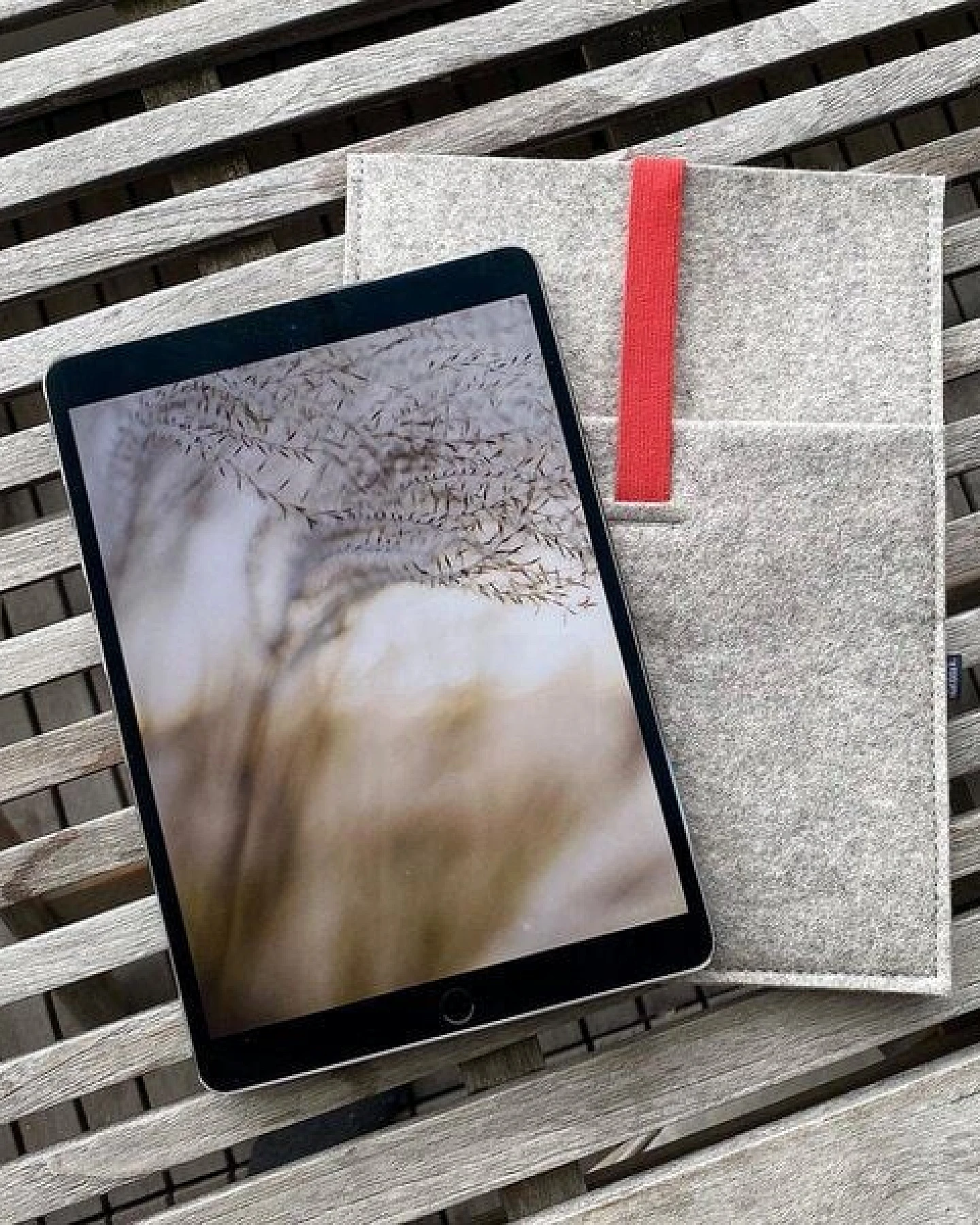 matilda k. manufaktur Minimalistische Hülle aus Wollfilz 'moritz' (mit Einsteckfach) für Tablet – Ansicht 3