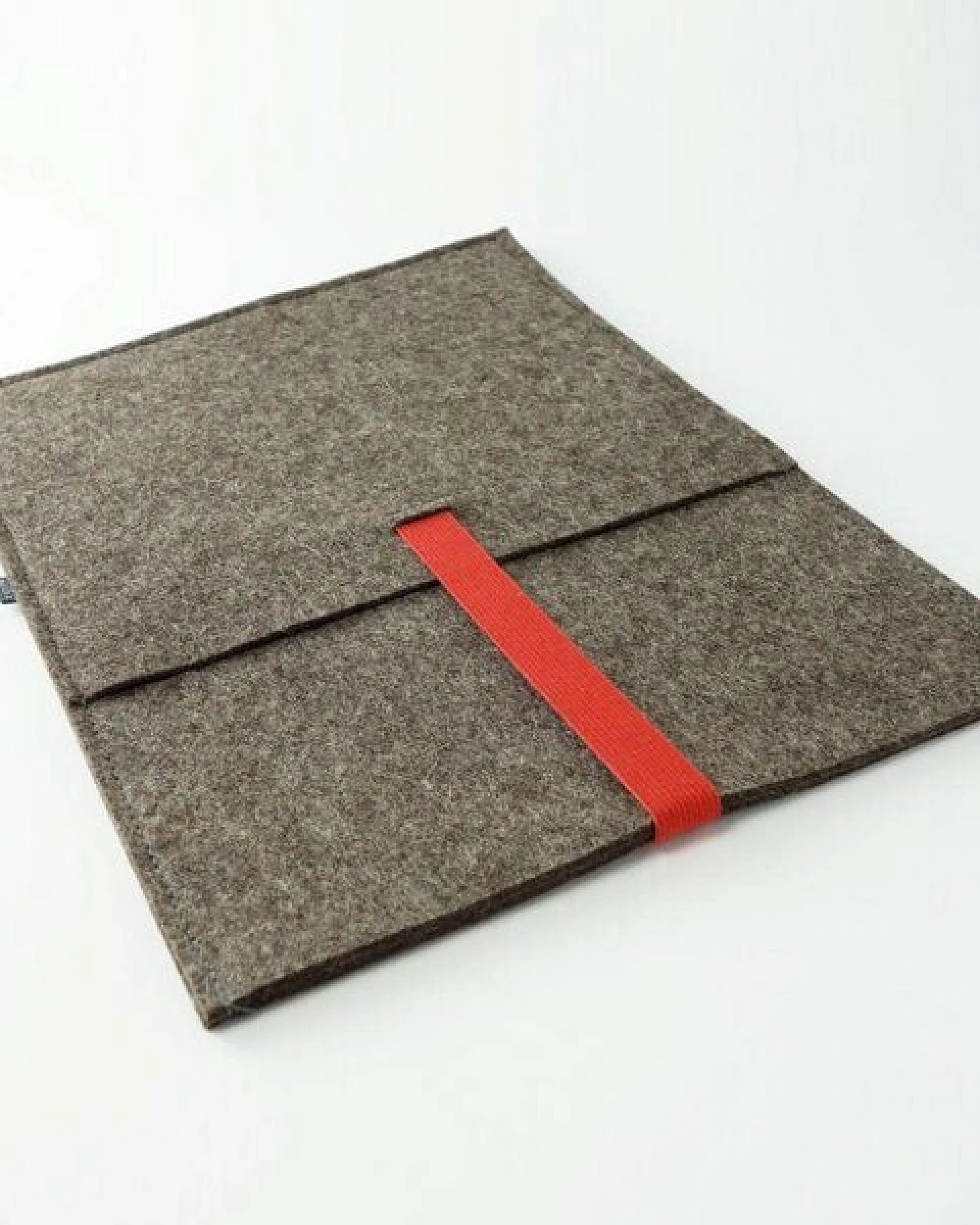 matilda k. manufaktur Minimalistische Hülle aus Wollfilz 'moritz' (mit Einsteckfach) für Tablet – Ansicht 4
