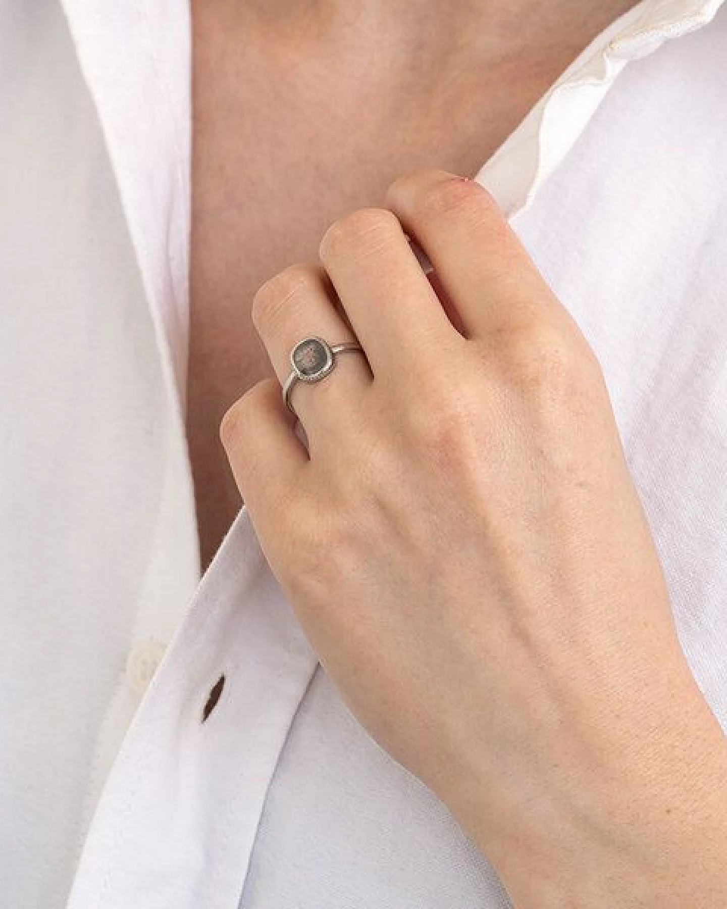 Eppi Ring mit Salt and Pepper Diamanten Esther – Ansicht 4