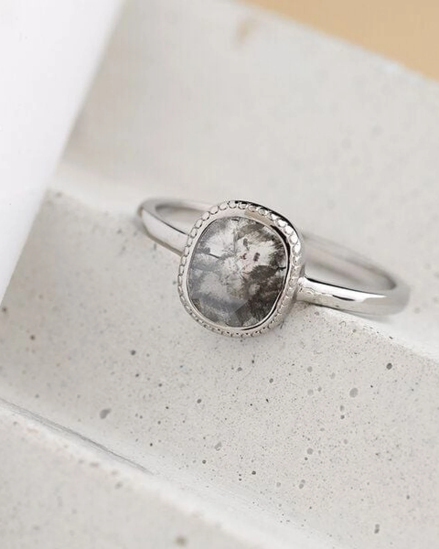 Eppi Ring mit Salt and Pepper Diamanten Esther – Ansicht 3