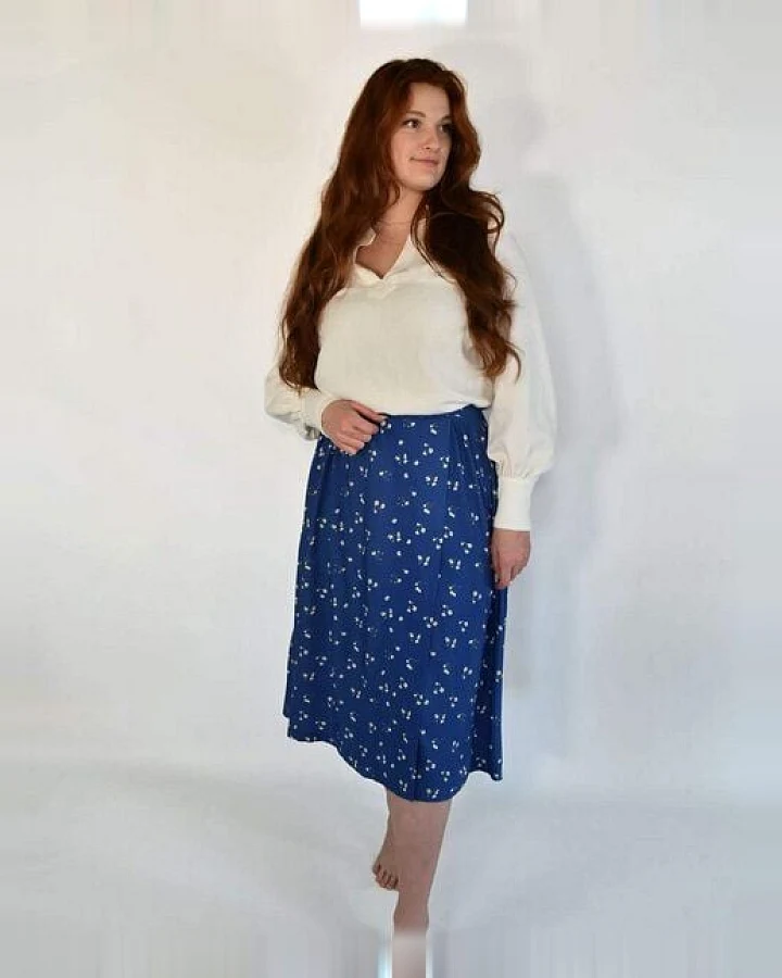 Aatise Midi-Wickelrock Zuny blauer Blümchen-Druck aus EcoVero