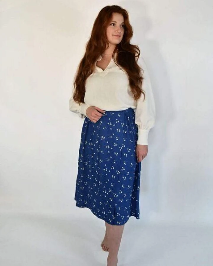 Aatise Midi-Wickelrock Zuny blauer Blümchen-Druck aus EcoVero
