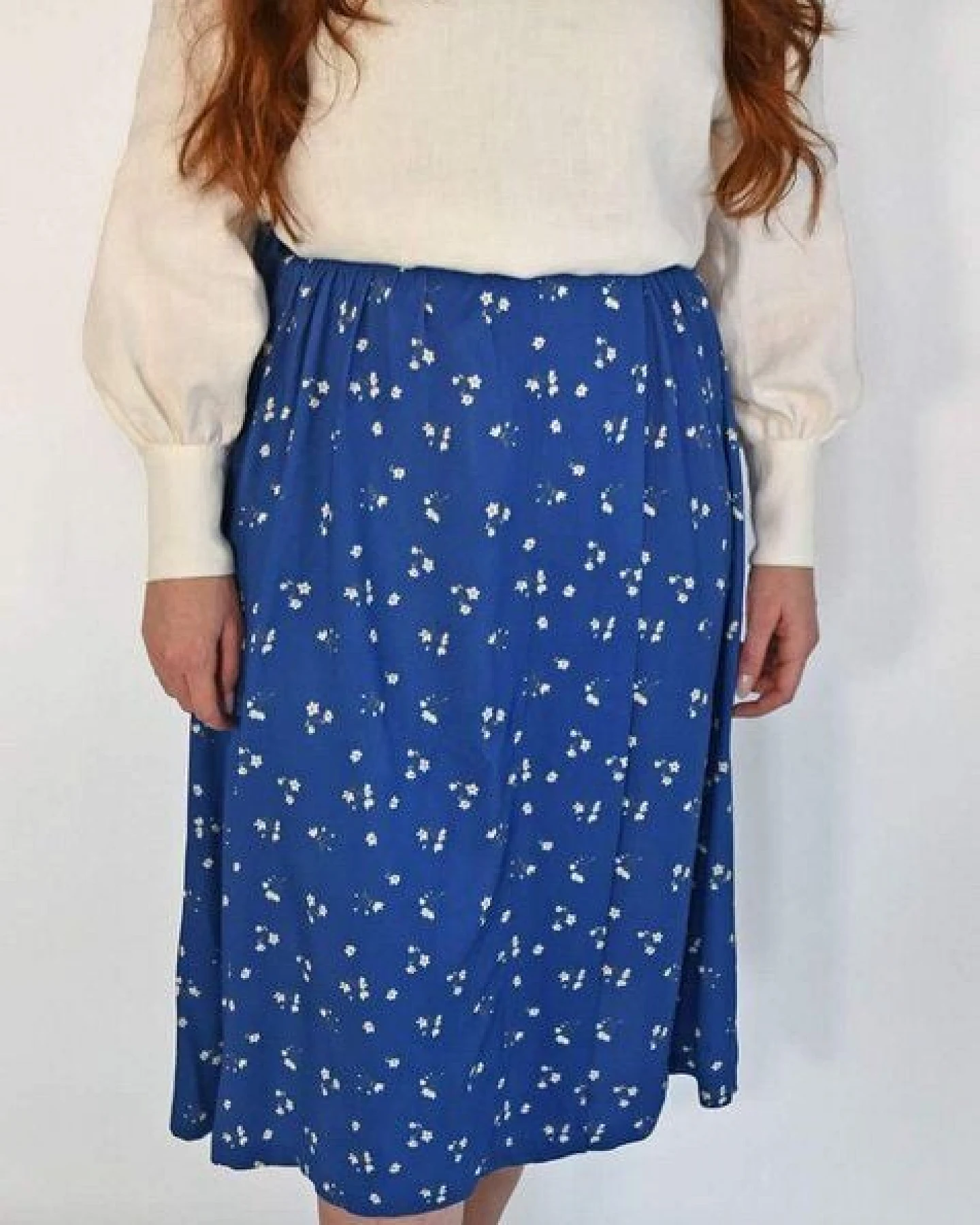 Aatise Midi-Wickelrock Zuny blauer Blümchen-Druck aus EcoVero – Ansicht 2