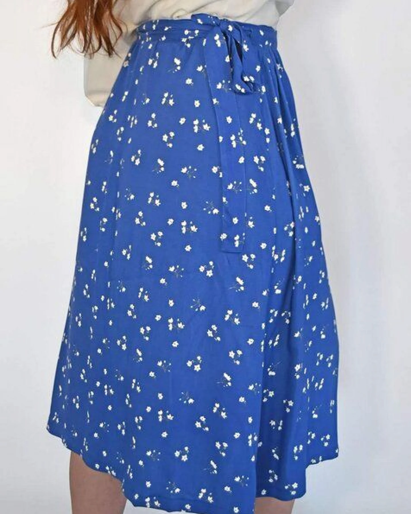 Aatise Midi-Wickelrock Zuny blauer Blümchen-Druck aus EcoVero – Ansicht 3