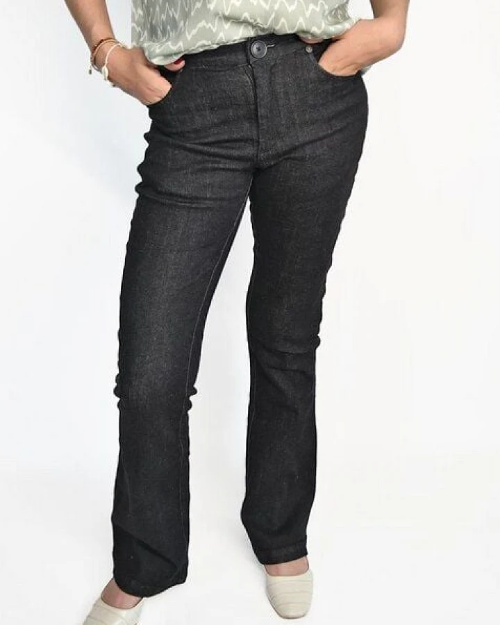 Aatise Damen Jeans Bootcut Zaude mid-rise Farbe schwarz aus upgecycelter Baumwolle