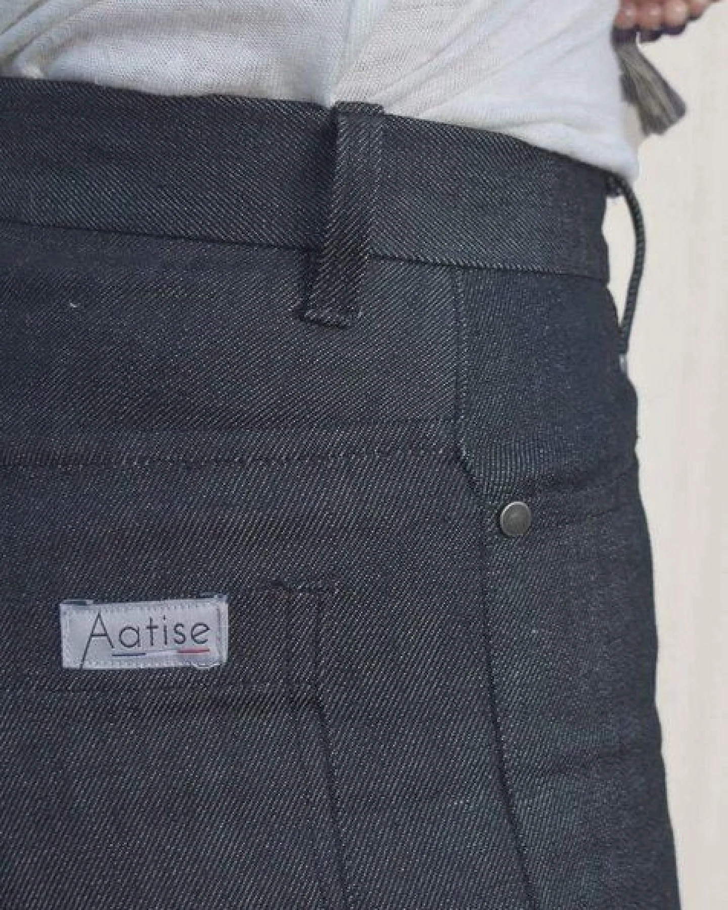 Aatise Damen Jeans Bootcut Zaude mid-rise Farbe schwarz aus upgecycelter Baumwolle – Ansicht 2