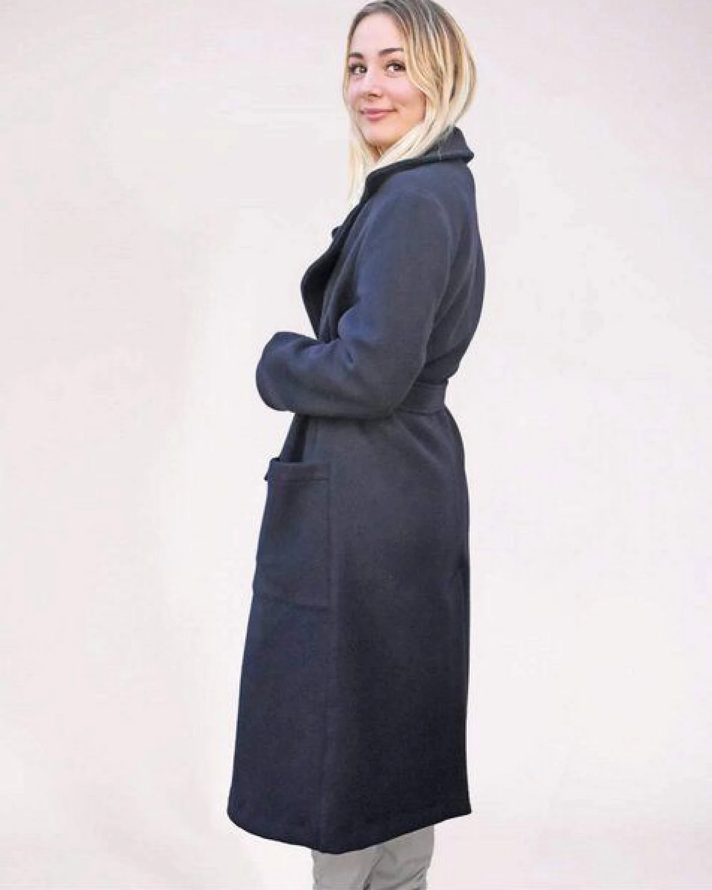Aatise Langer Wintermantel Zhara made in France upcycling Wolle Farbe Marine – Ansicht 3