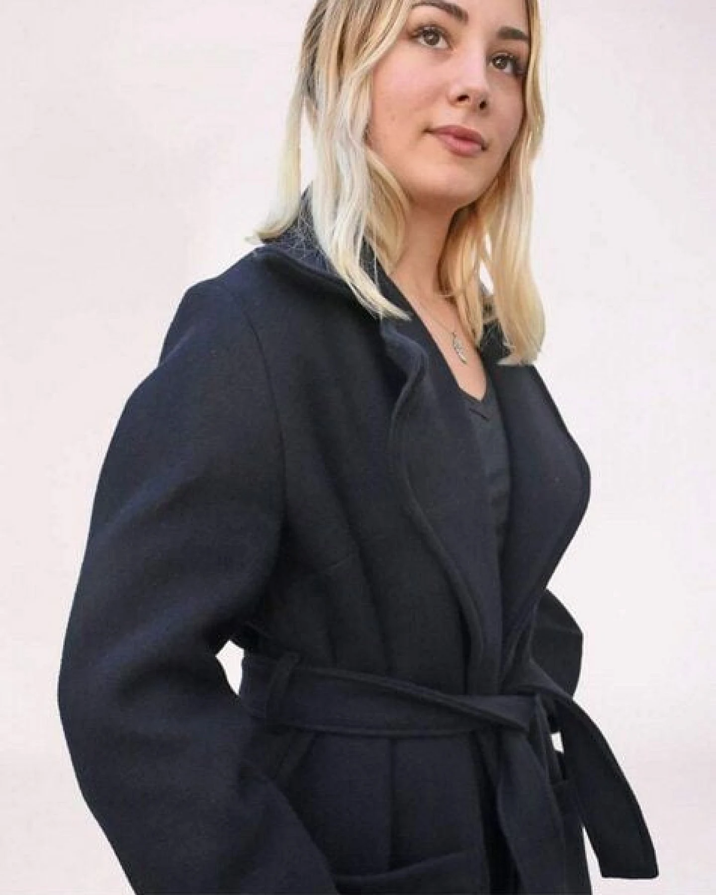 Aatise Langer Wintermantel Zhara made in France upcycling Wolle Farbe Marine – Ansicht 2
