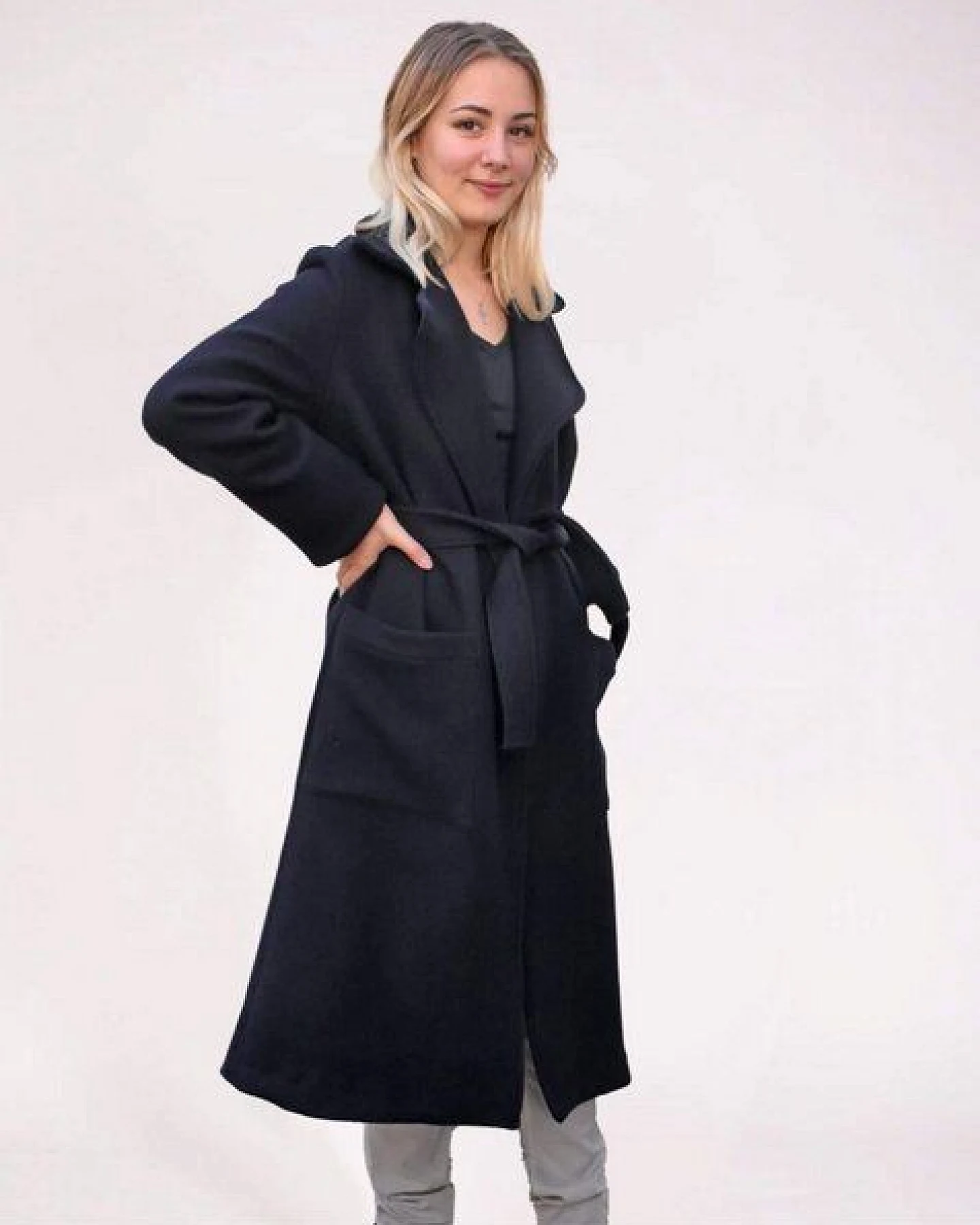 Aatise Langer Wintermantel Zhara made in France upcycling Wolle Farbe Marine – Ansicht 4