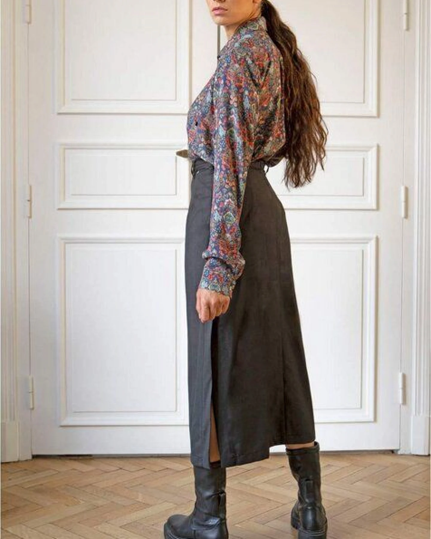 Aatise Bleistiftrock Zenas midi aus 100% schwarzer Upcycling-Wolle – Ansicht 2