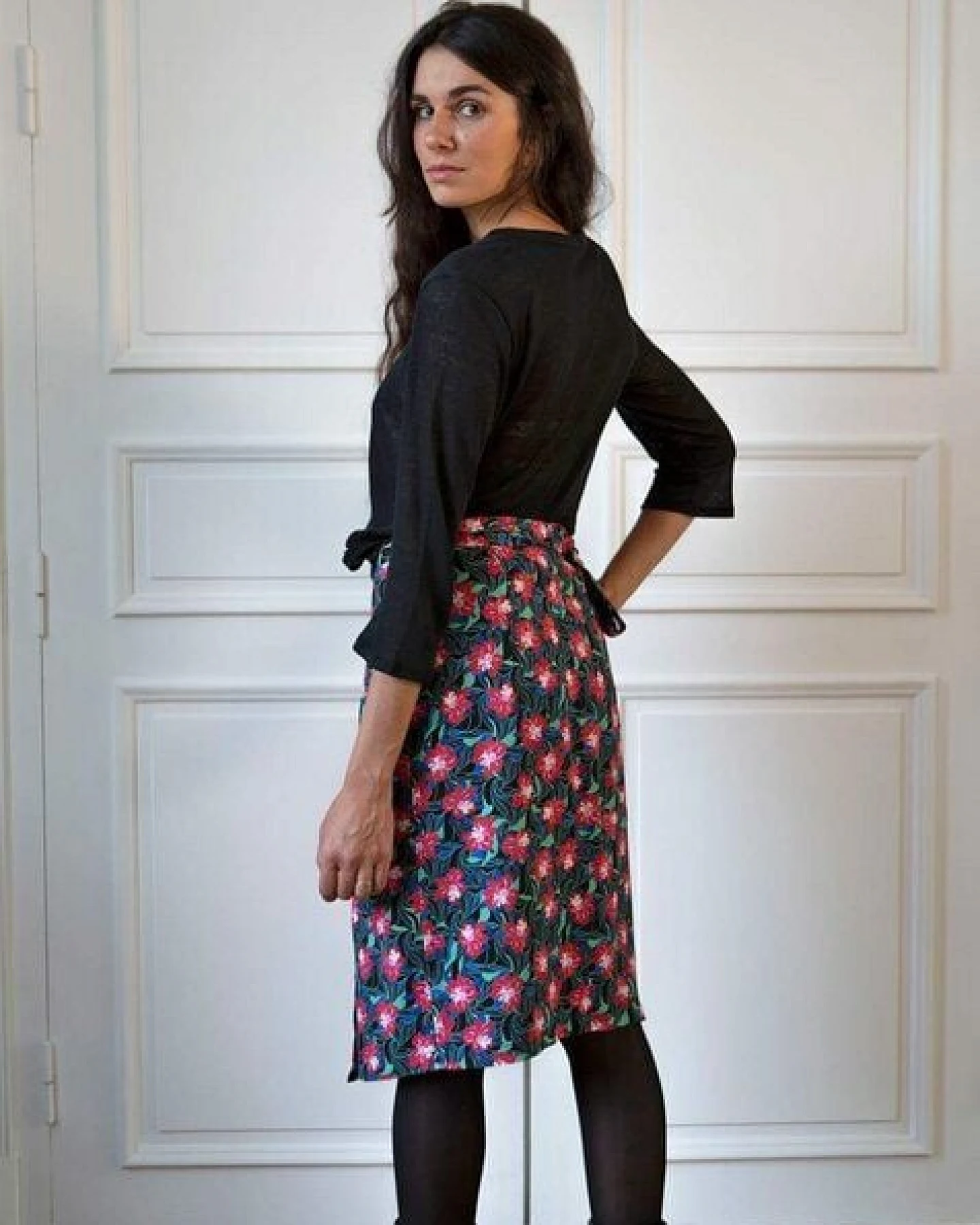 Aatise Kurzer bedruckter Wickelrock Zana aus 100% EcoVero – Ansicht 4