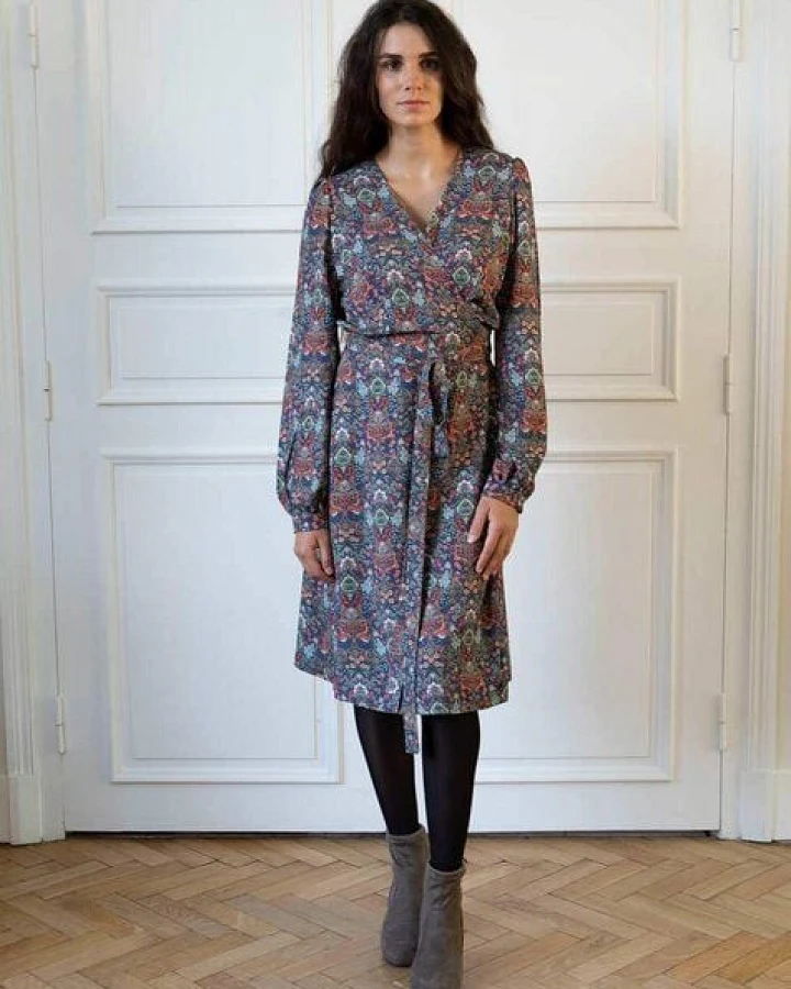 Aatise Wickelkleid Zuras lange Ärmel mit Blumendruck auf marine, 100% EcoVero
