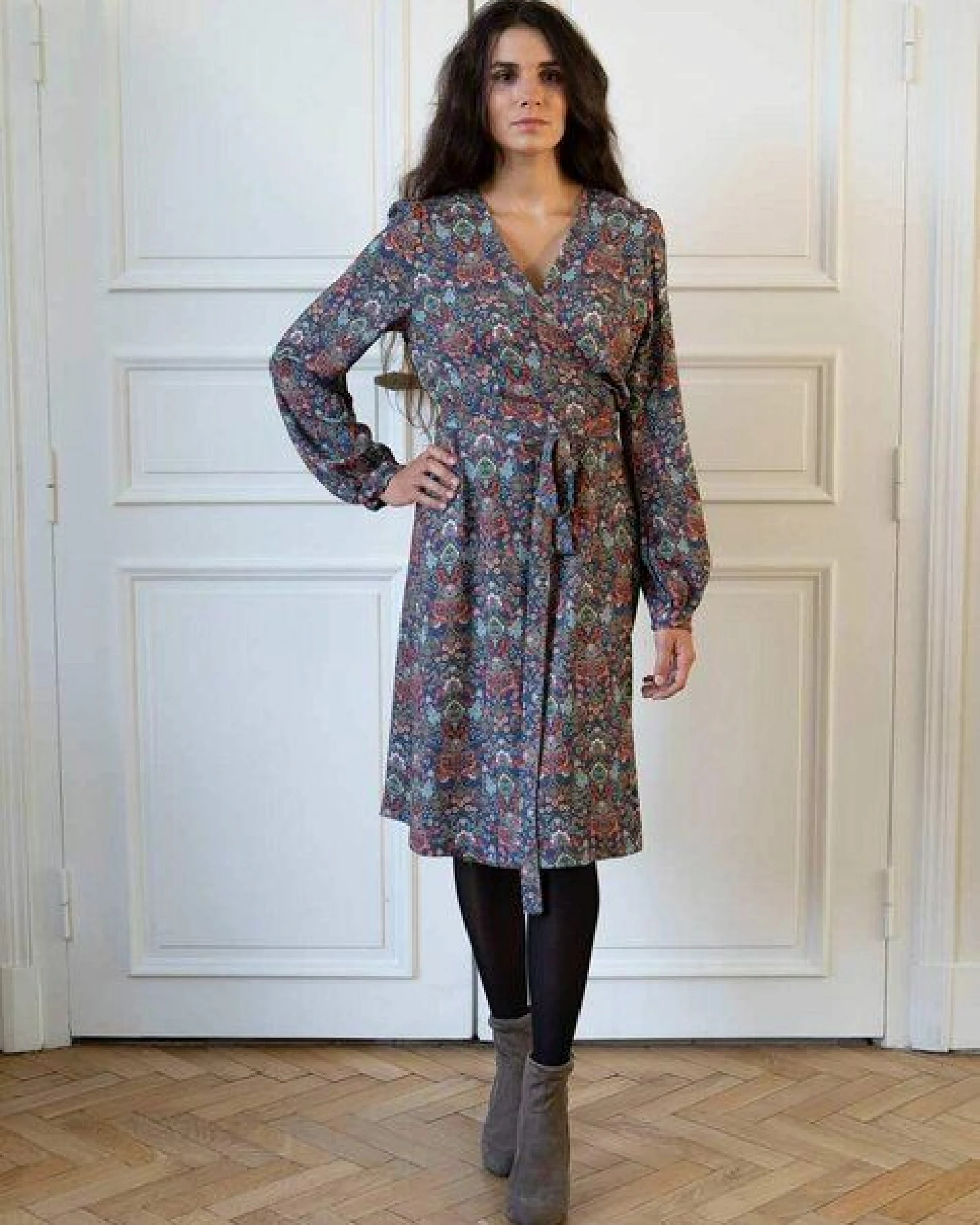 Aatise Wickelkleid Zuras lange Ärmel mit Blumendruck auf marine, 100% EcoVero – Ansicht 3