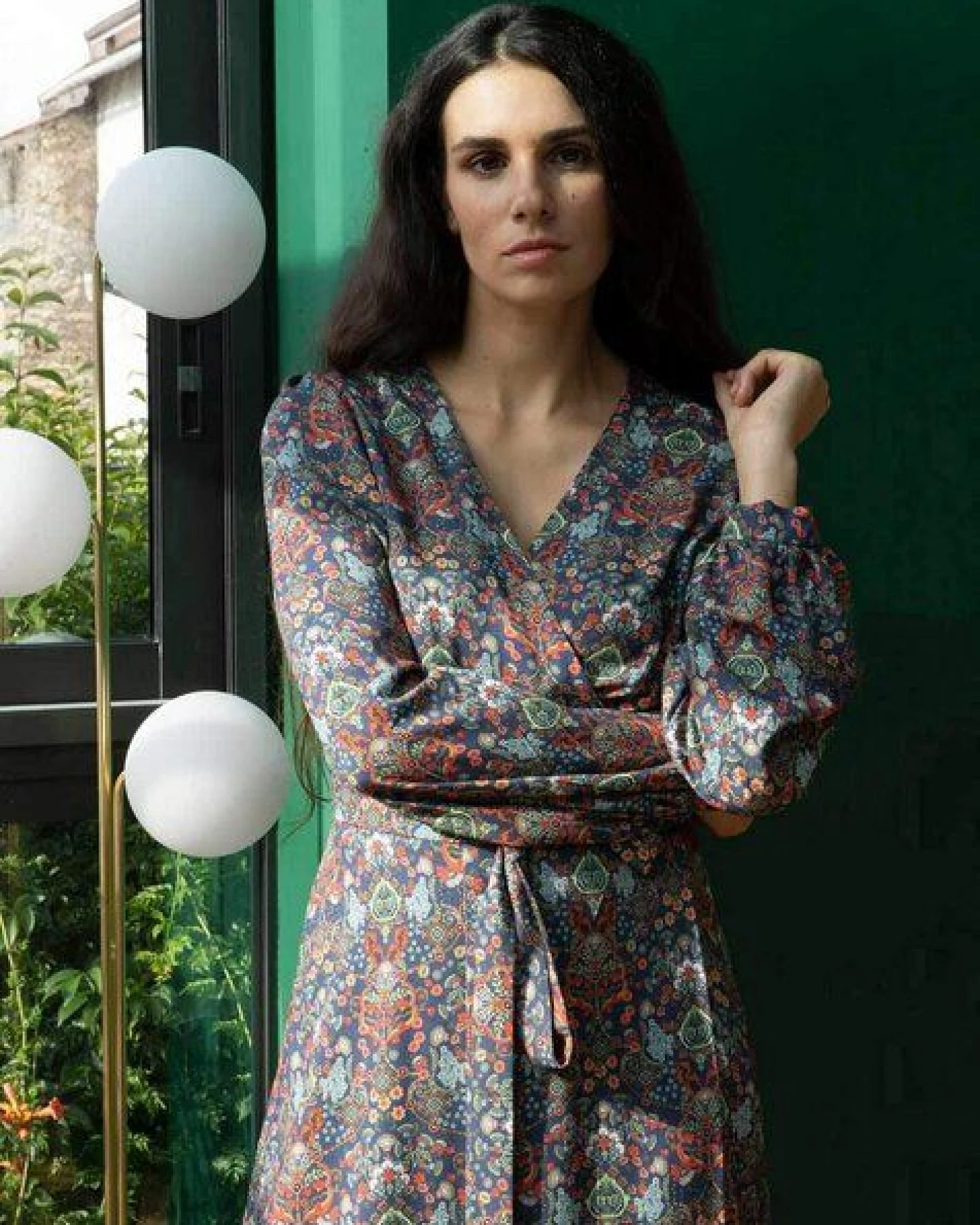 Aatise Wickelkleid Zuras lange Ärmel mit Blumendruck auf marine, 100% EcoVero – Ansicht 2