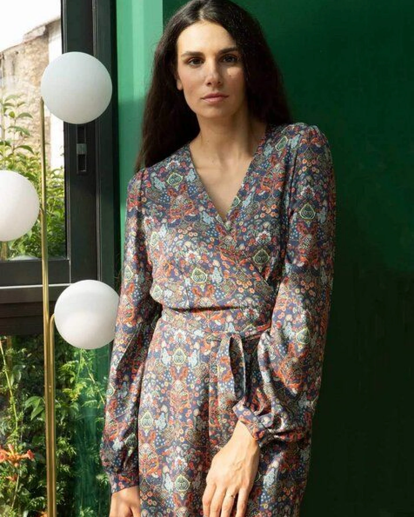 Aatise Wickelkleid Zuras lange Ärmel mit Blumendruck auf marine, 100% EcoVero – Ansicht 4