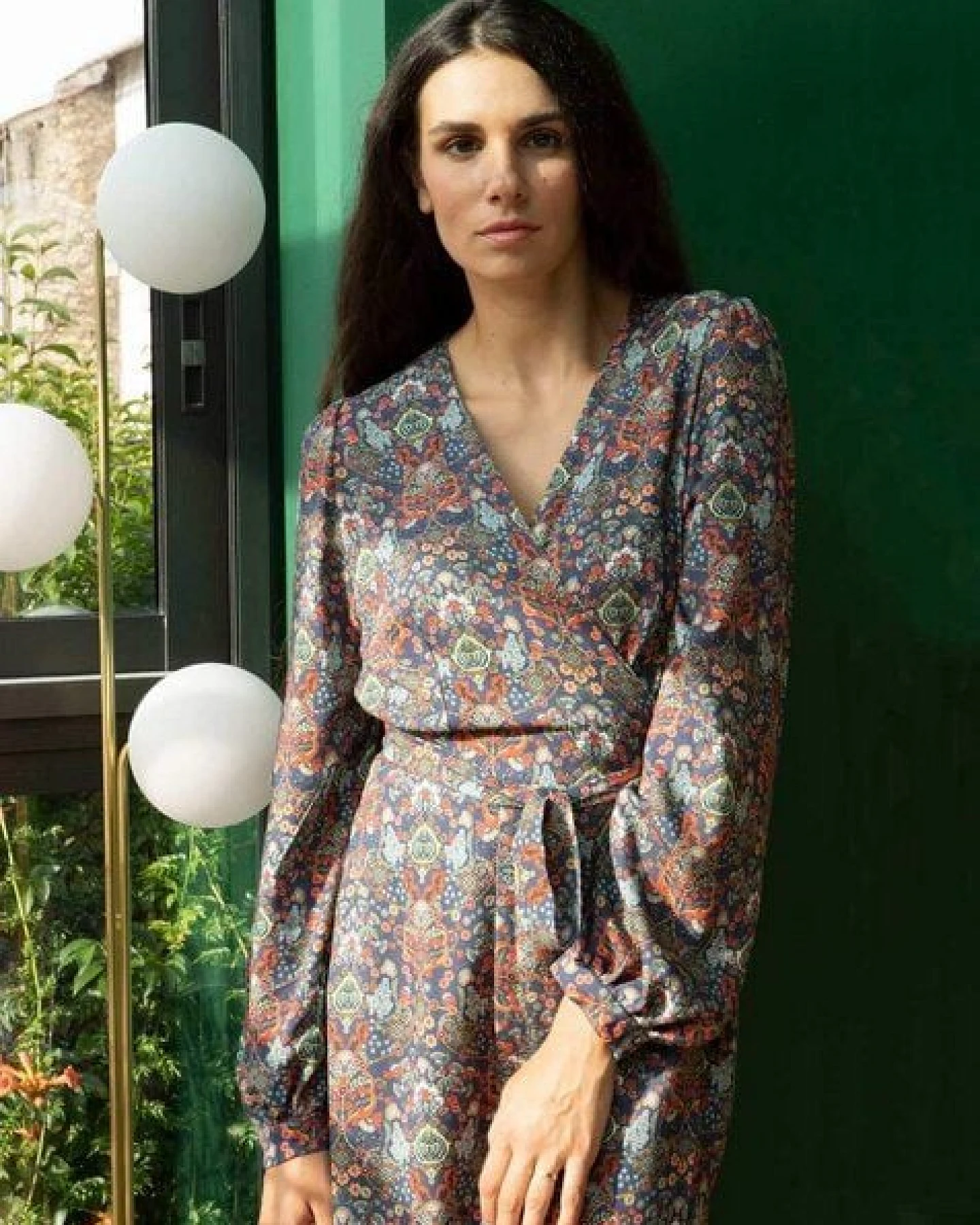 Aatise Wickelkleid Zuras lange Ärmel mit Blumendruck auf marine, 100% EcoVero – Ansicht 4