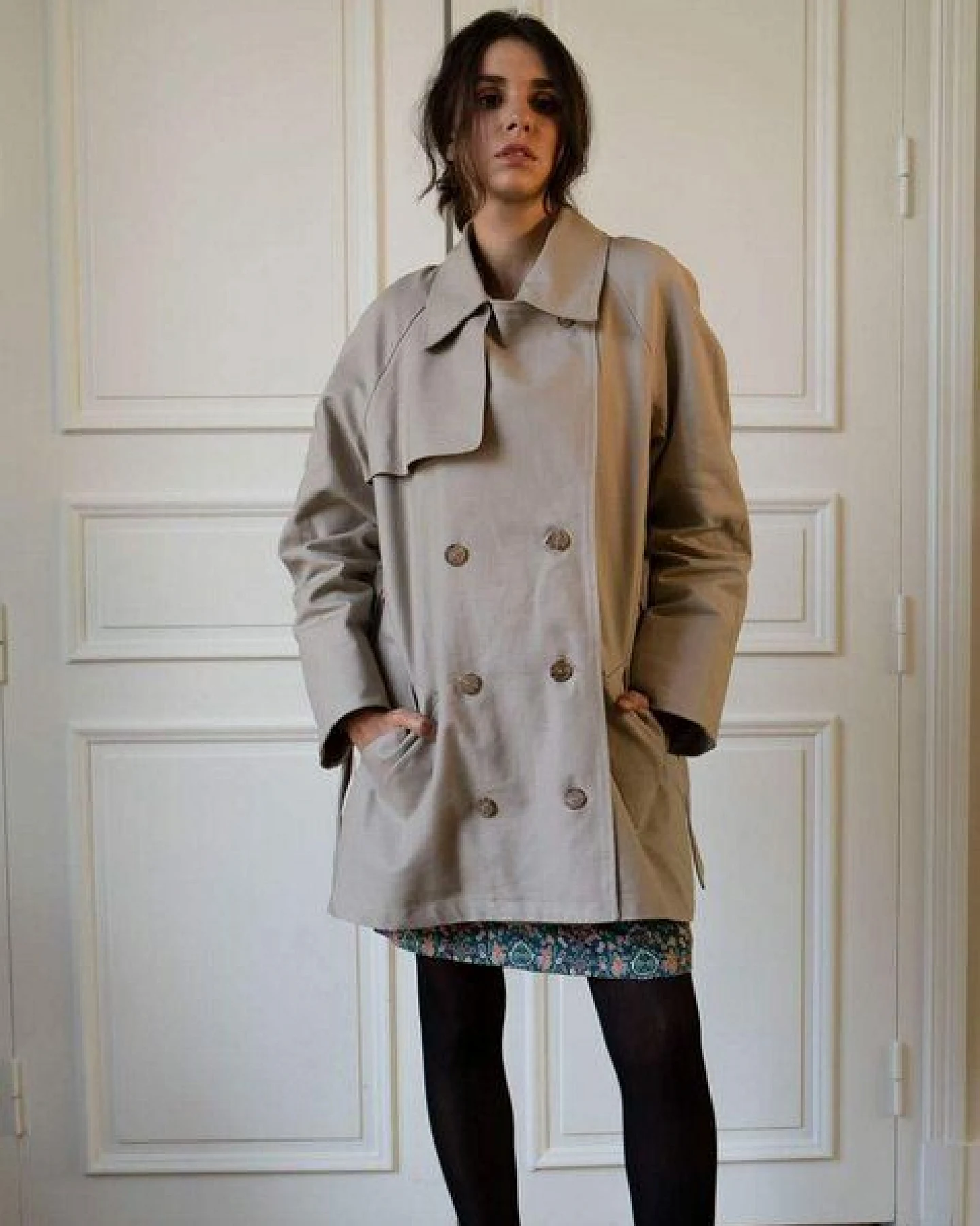 Kurzer Trenchcoat Zorane aus upgecycelter Baumwolle Farbe beige Aatise – Ansicht 2
