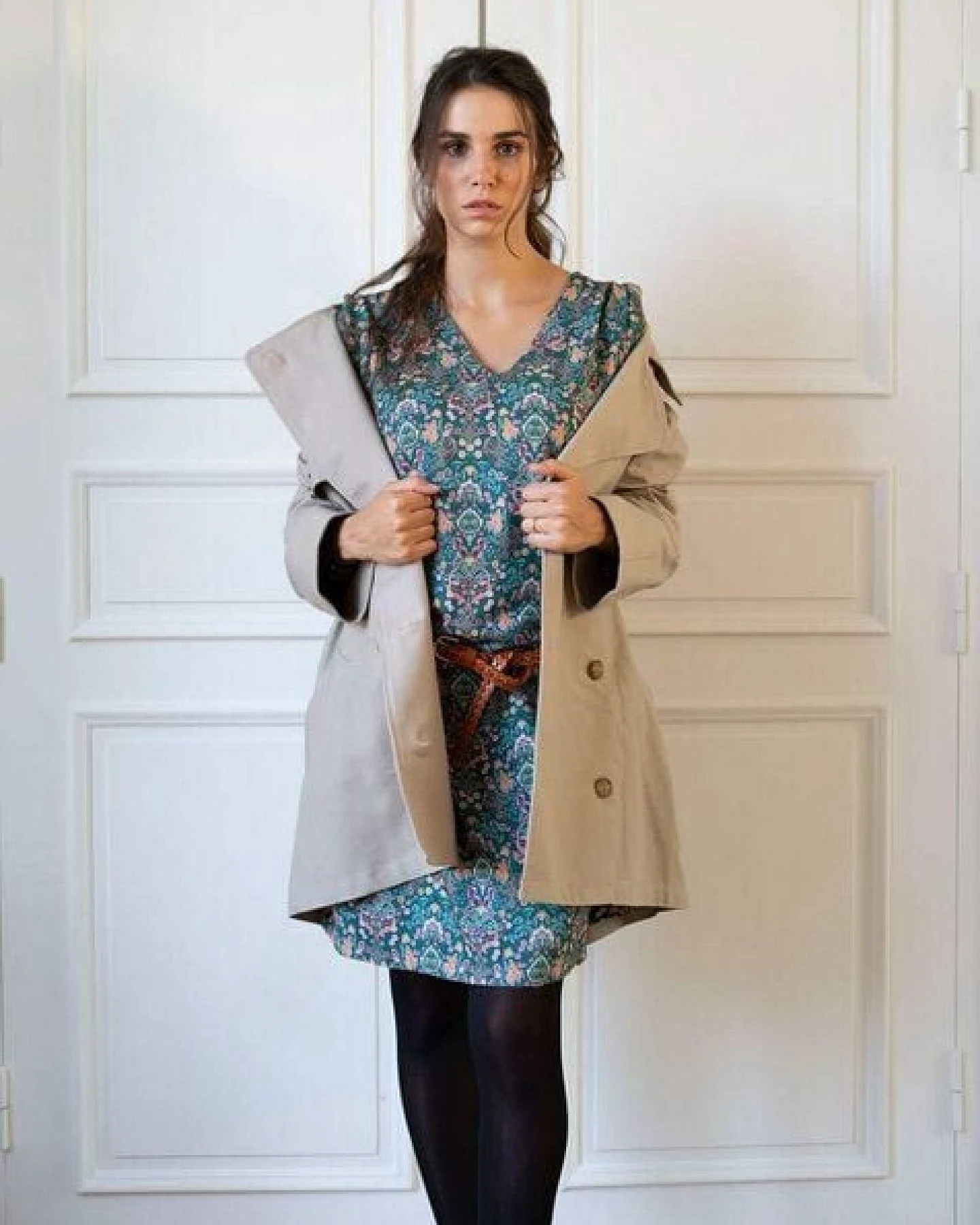 Kurzer Trenchcoat Zorane aus upgecycelter Baumwolle Farbe beige Aatise – Ansicht 3