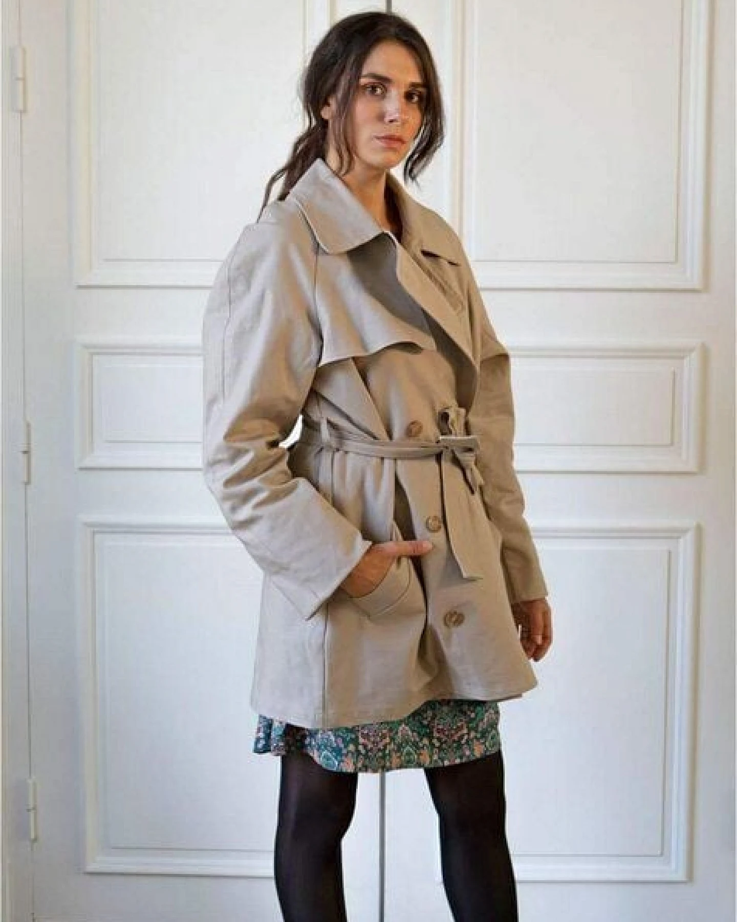 Kurzer Trenchcoat Zorane aus upgecycelter Baumwolle Farbe beige Aatise – Ansicht 4