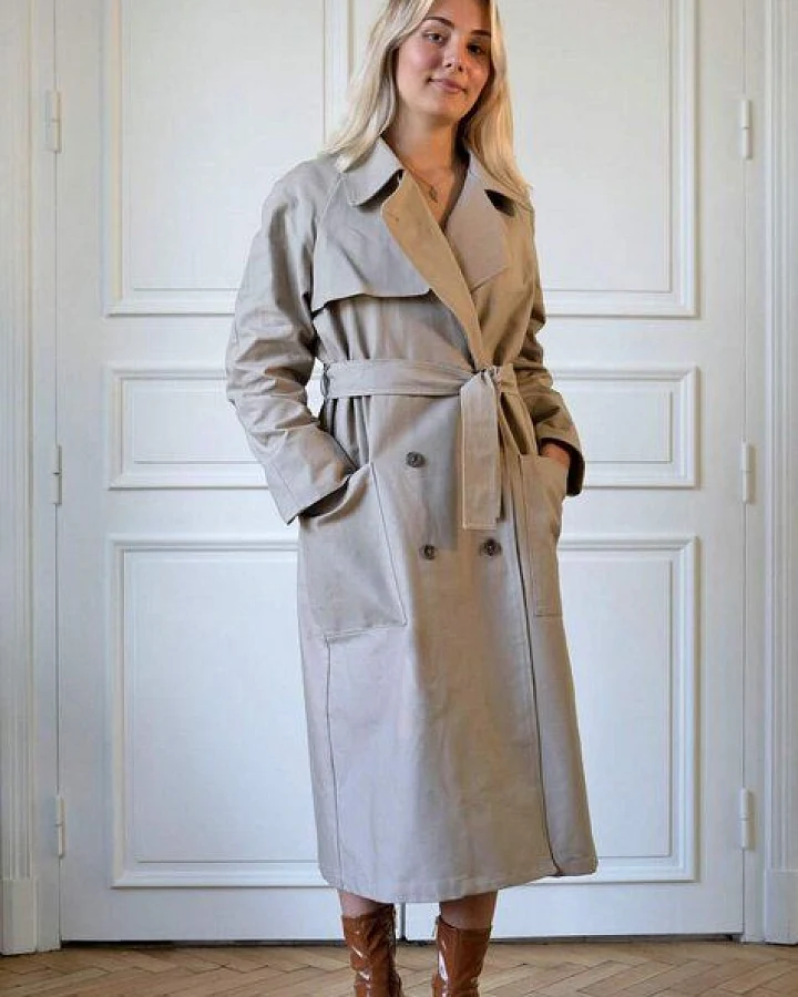 Aatise Langer Damen-Trenchcoat Zora femme coton upcyclé Farbe beige