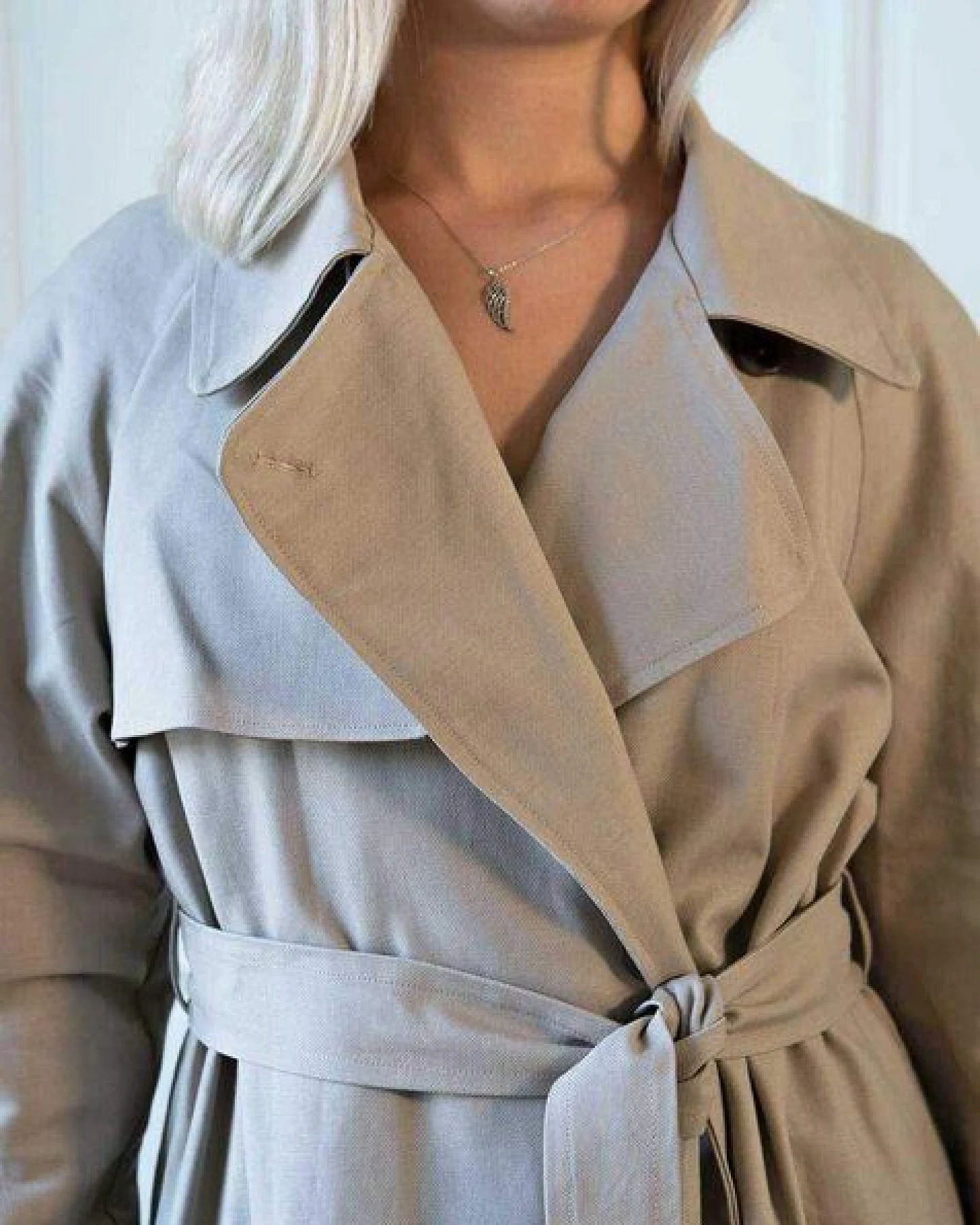 Aatise Langer Damen-Trenchcoat Zora femme coton upcyclé Farbe beige – Ansicht 2