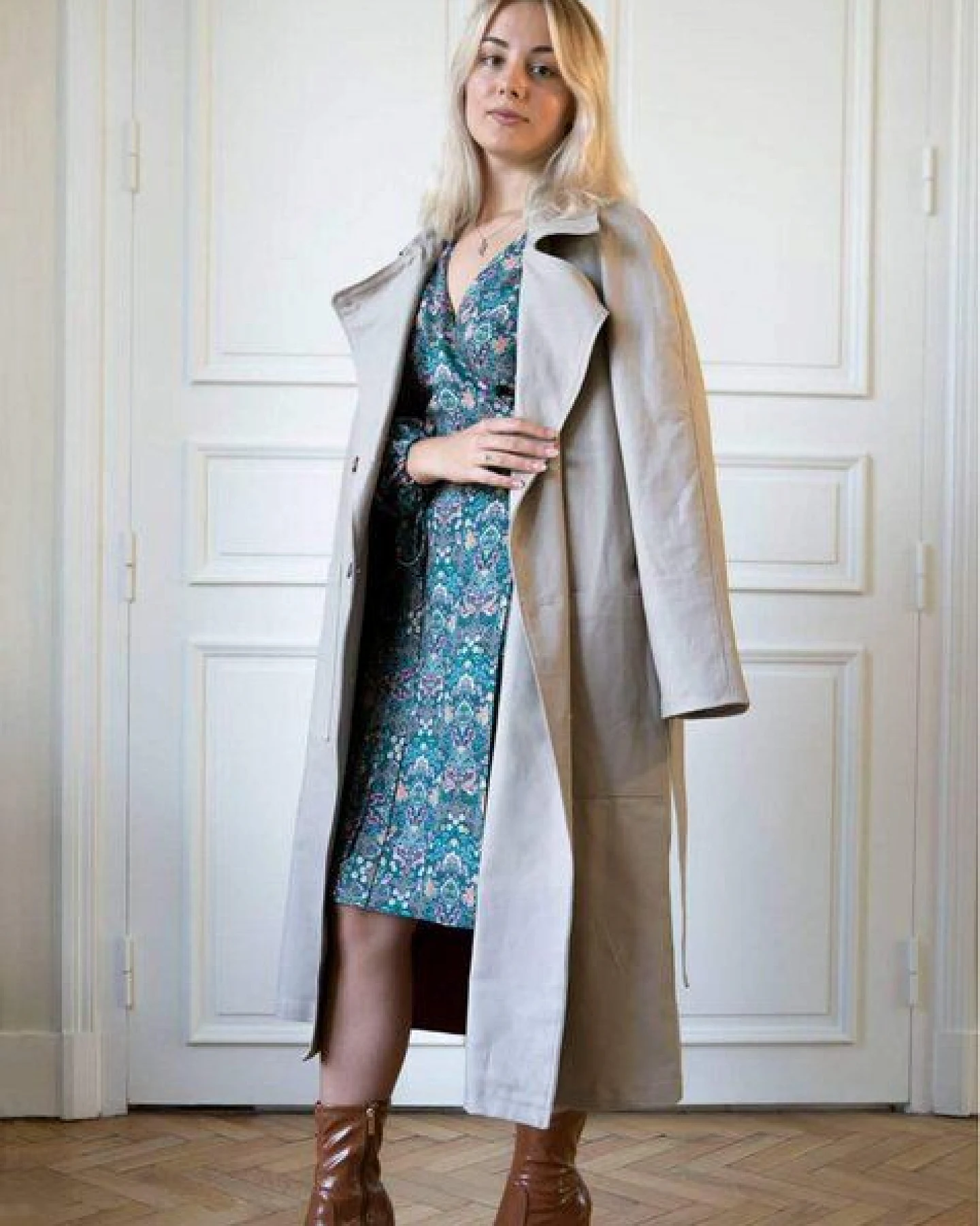 Aatise Langer Damen-Trenchcoat Zora femme coton upcyclé Farbe beige – Ansicht 3