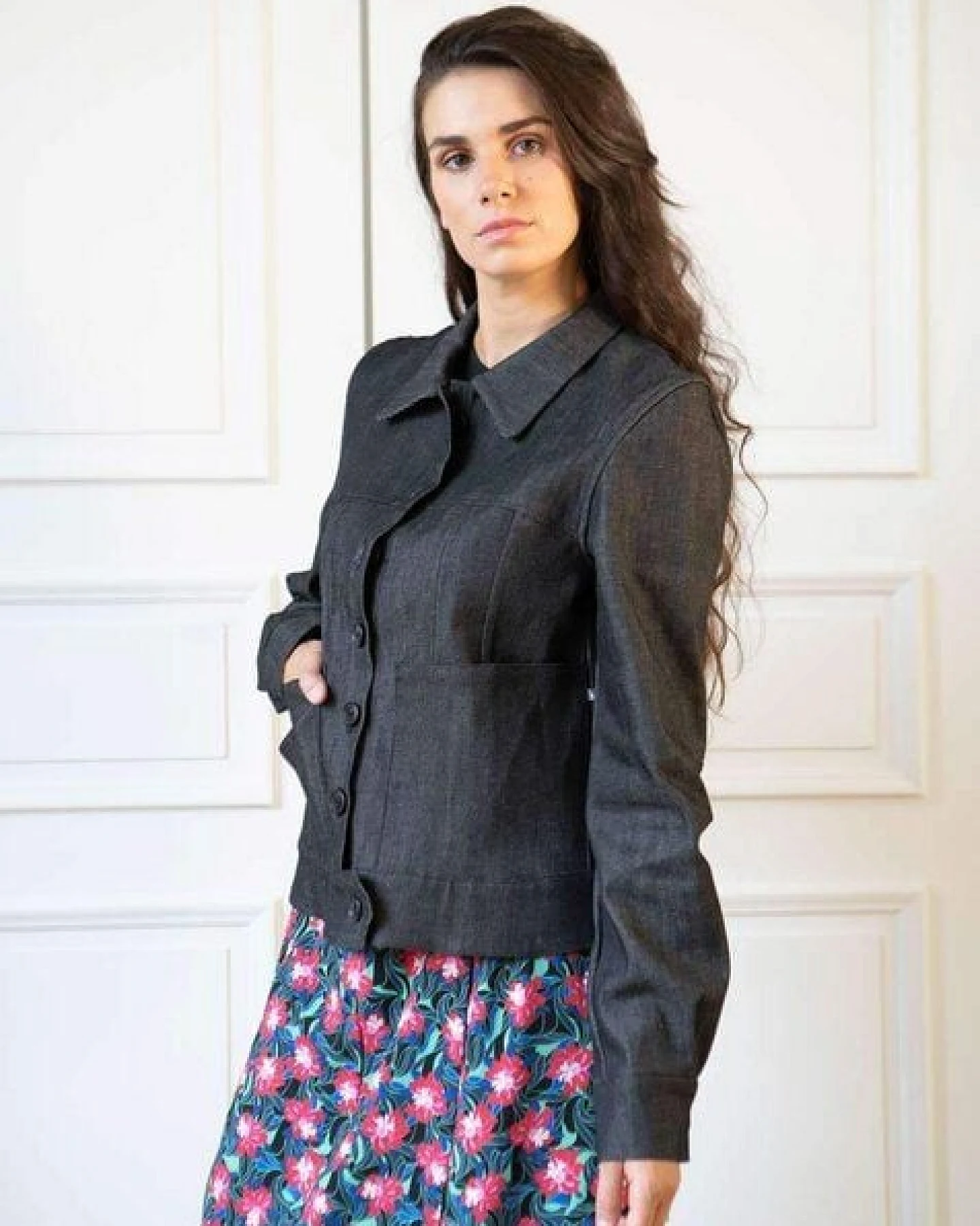 Aatise Schwarze Damen Jeansjacke Zeane aus upgecycelter Baumwolle – Ansicht 2