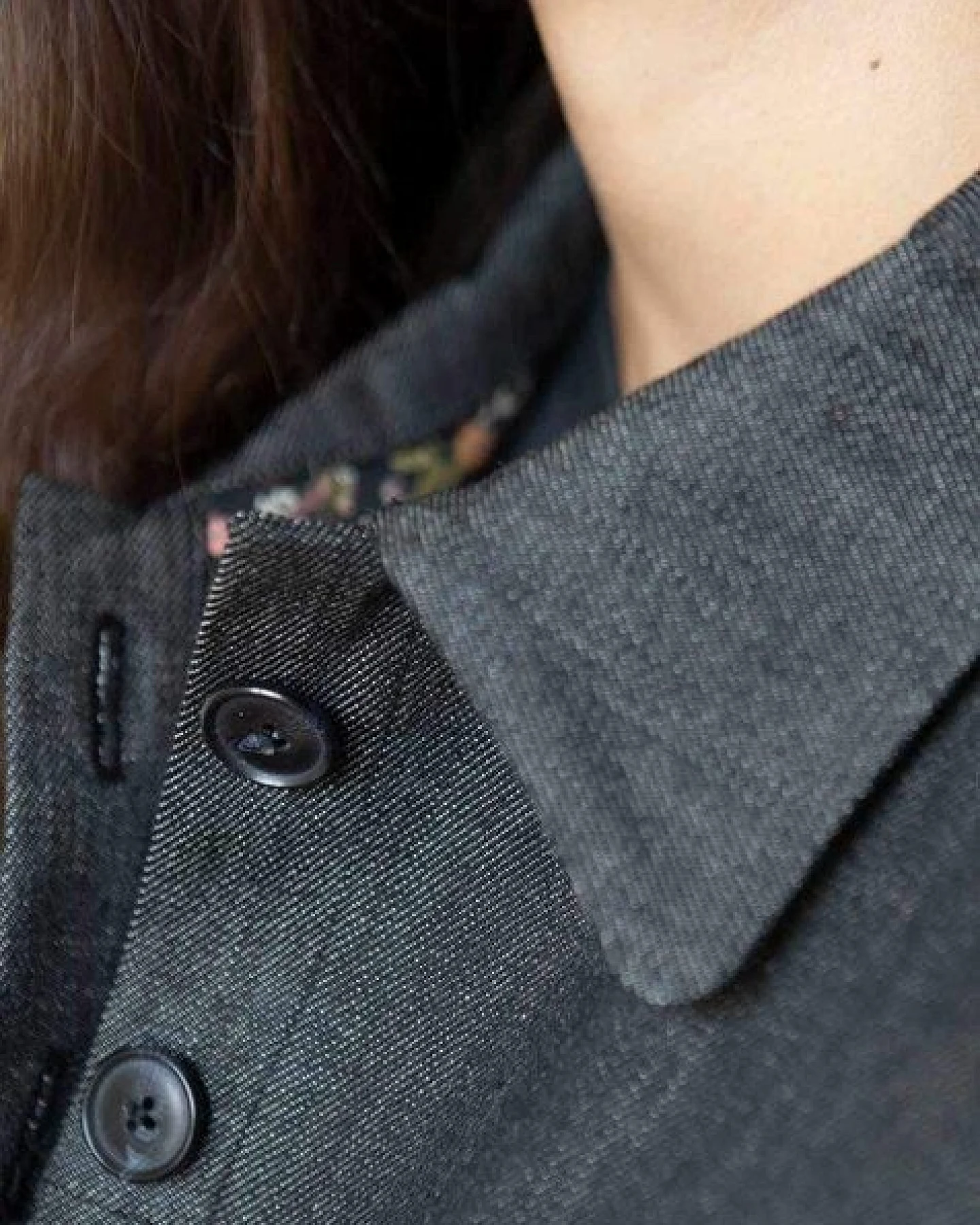 Aatise Schwarze Damen Jeansjacke Zeane aus upgecycelter Baumwolle – Ansicht 4