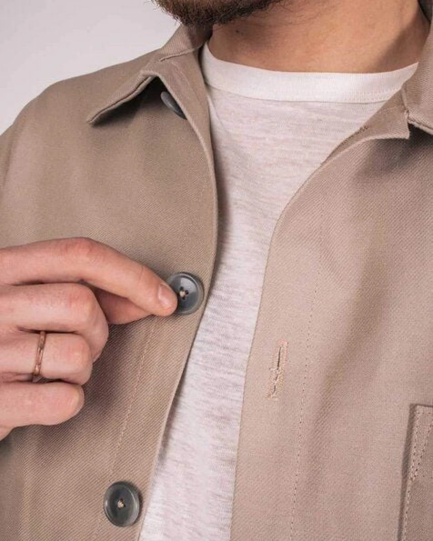 Aatise Herrenjacke Zularit aus upgecycelter beiger Baumwolle – Ansicht 3
