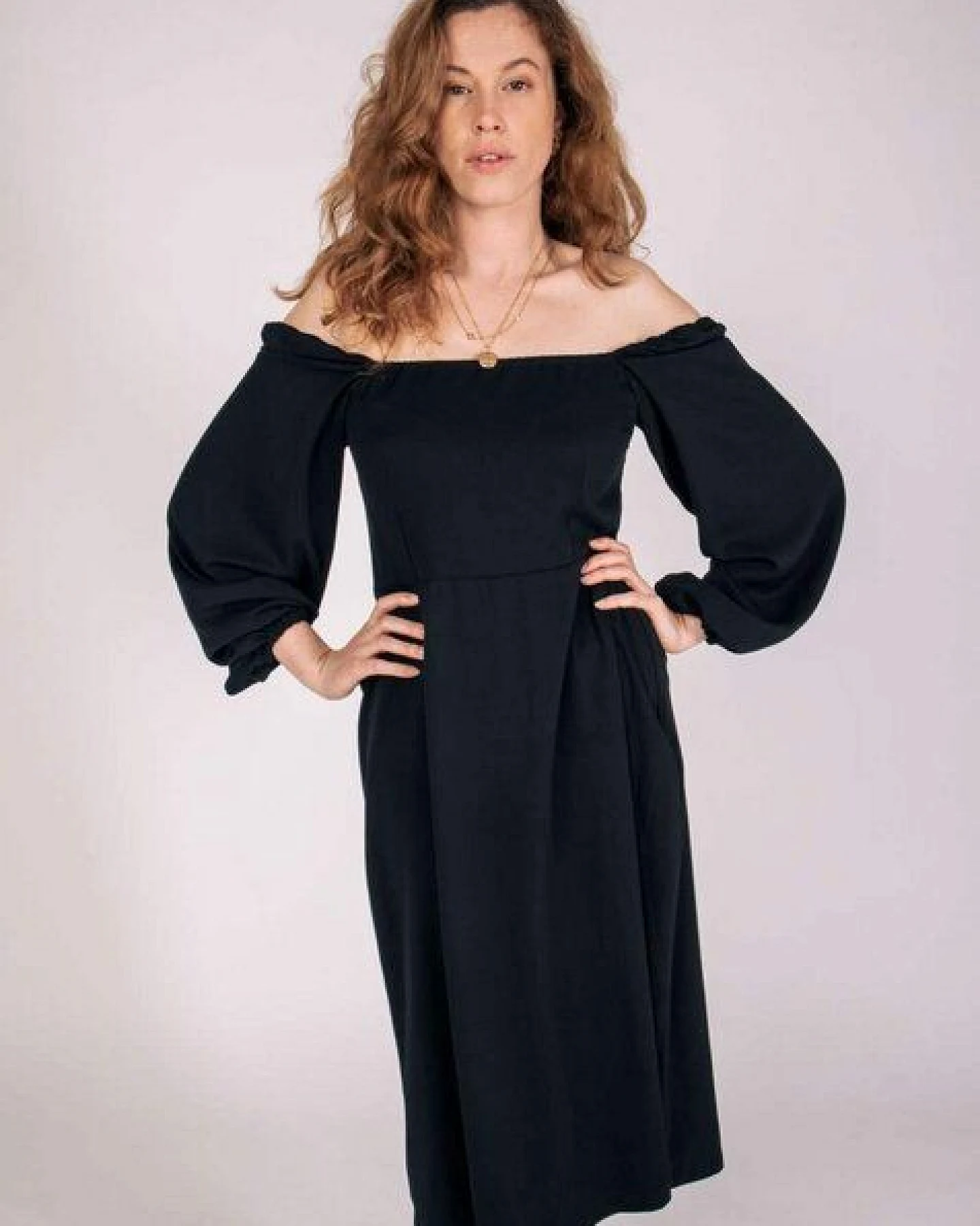 Aatise Kleid Zéfi mit langen Ärmeln aus EcoVero uni schwarz – Ansicht 3