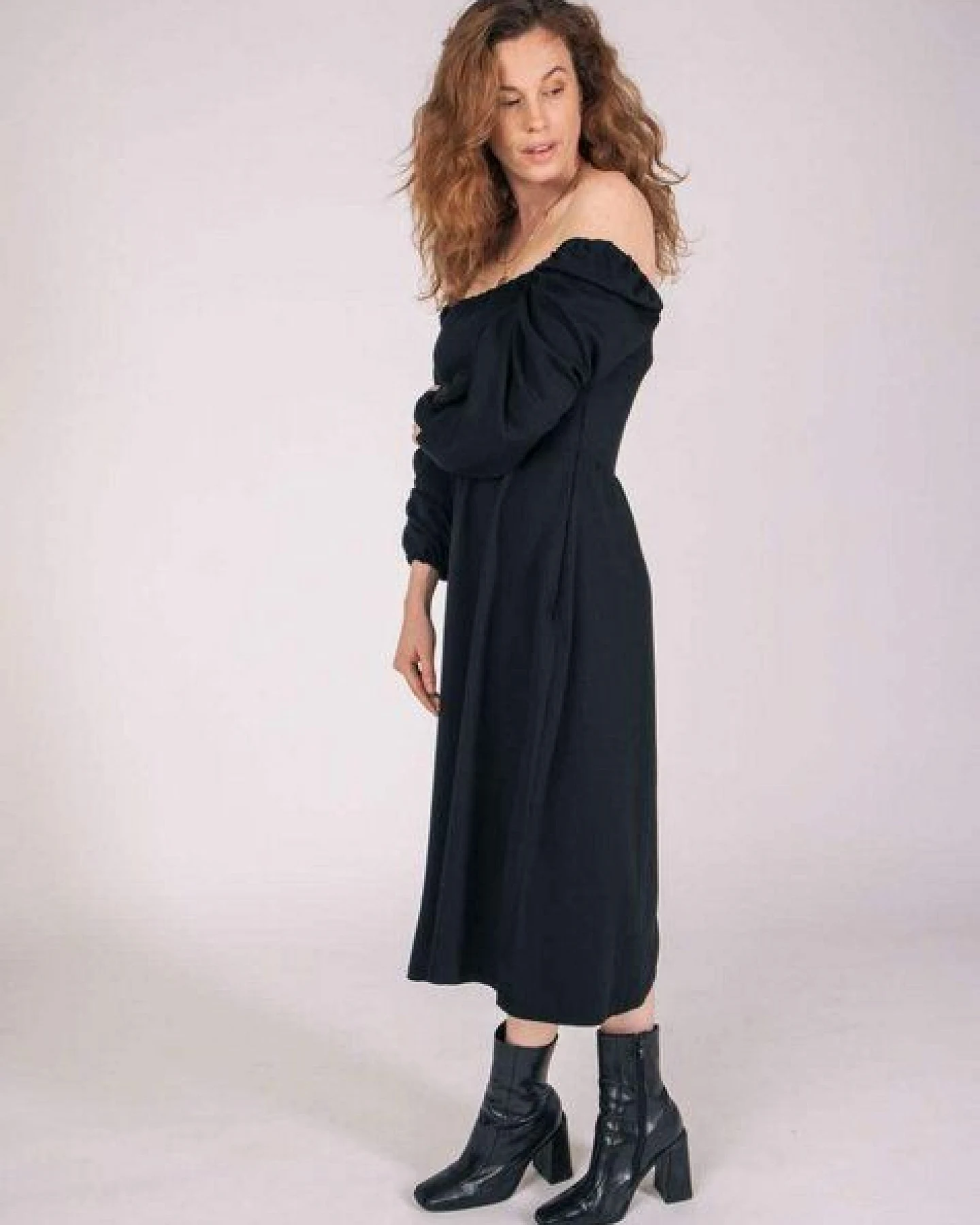 Aatise Kleid Zéfi mit langen Ärmeln aus EcoVero uni schwarz – Ansicht 2