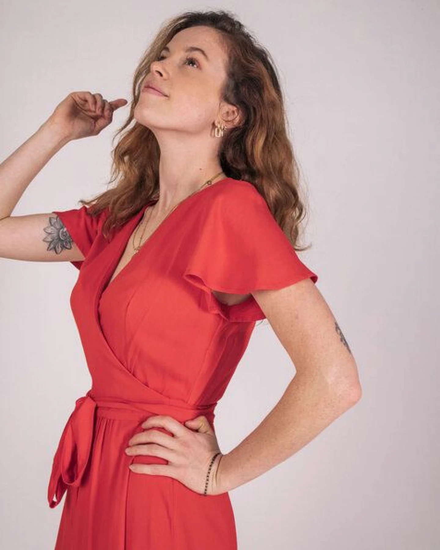 Aatise Langes Abendkleid im Wickeleffekt Zermonie 100% EcoVero – Ansicht 3