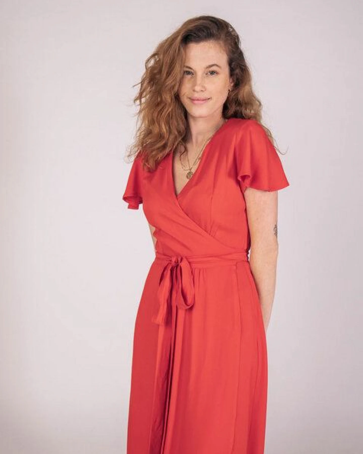 Aatise Langes Abendkleid im Wickeleffekt Zermonie 100% EcoVero – Ansicht 2