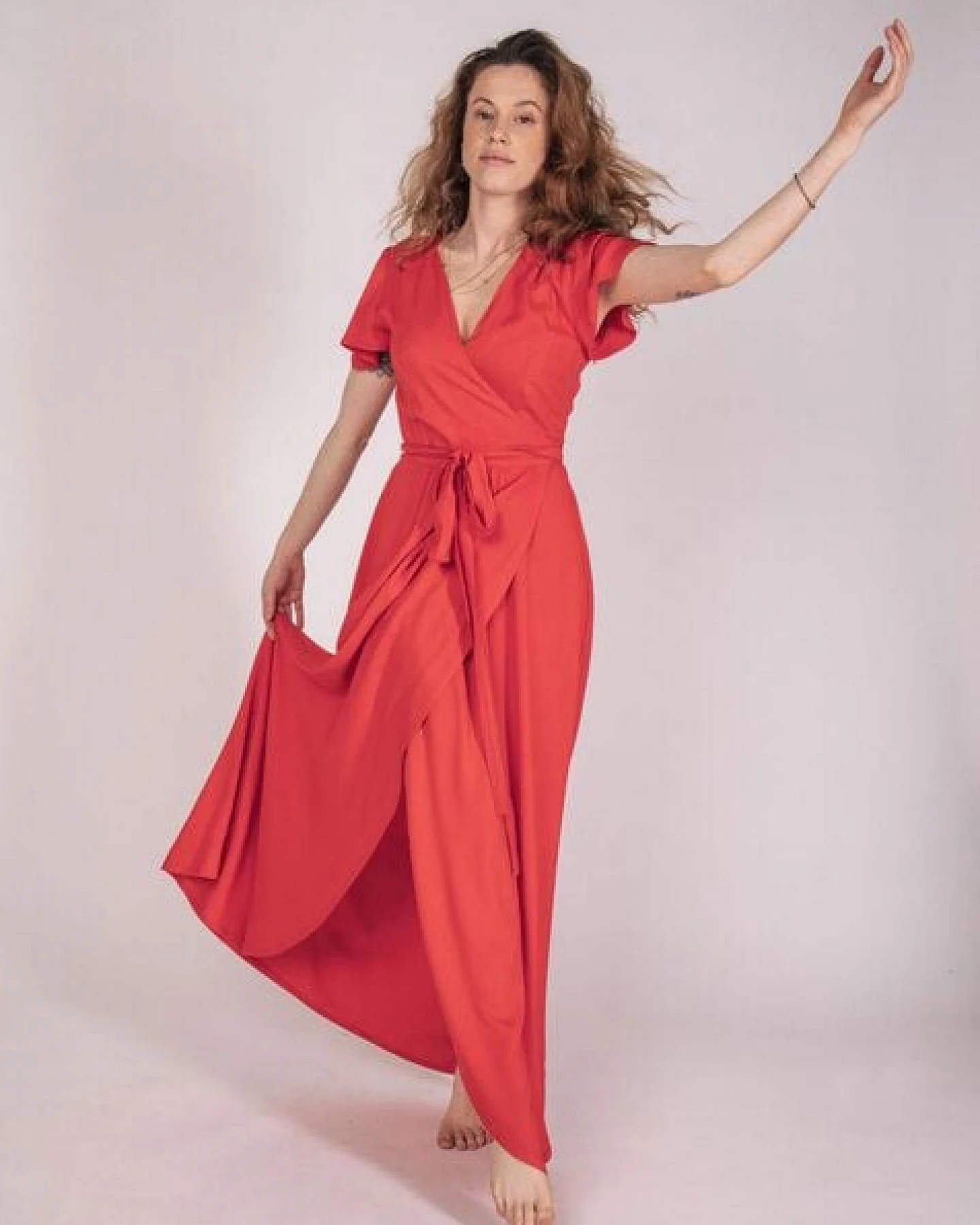 Aatise Langes Abendkleid im Wickeleffekt Zermonie 100% EcoVero – Ansicht 4